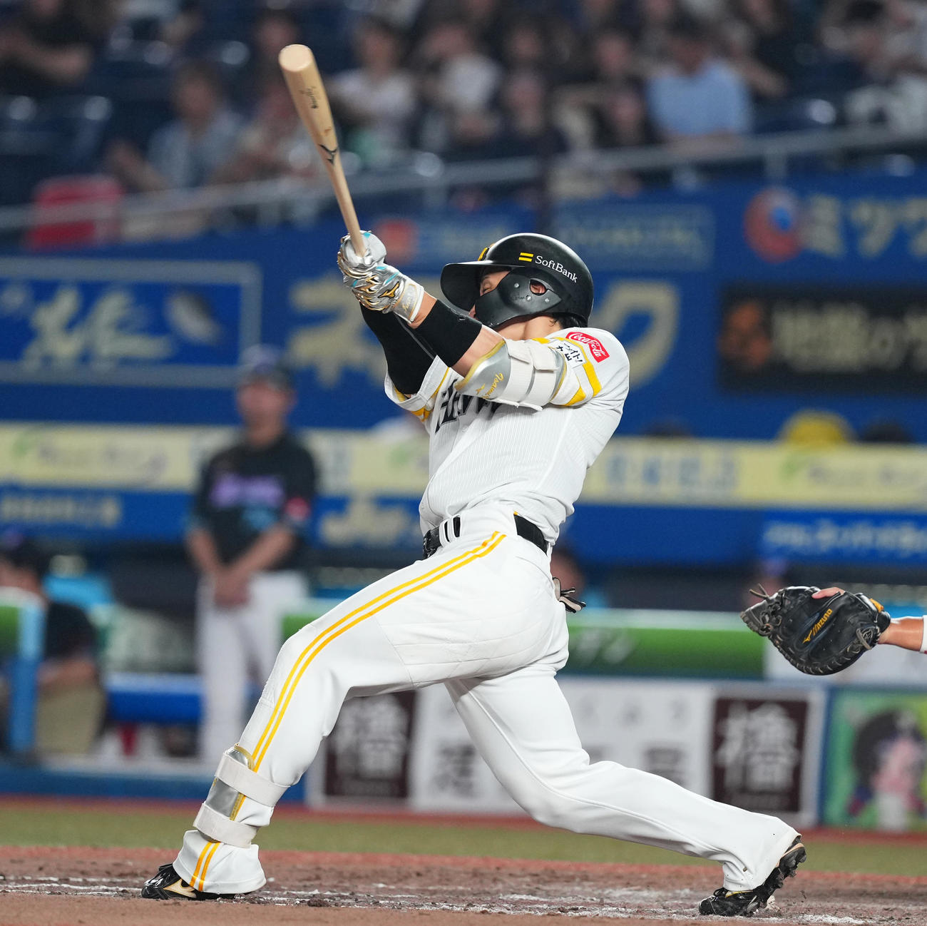 ロッテ対ソフトバンク　9回表ソフトバンク無死、左前打を放つ野村（撮影・菅敏）