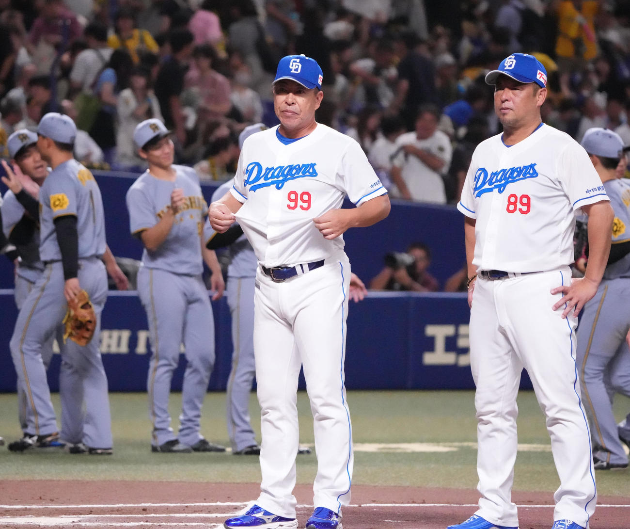 中日対阪神　試合終了、井上監督（手前・左）はスタンドへのあいさつのため整列する（撮影・森本幸一）