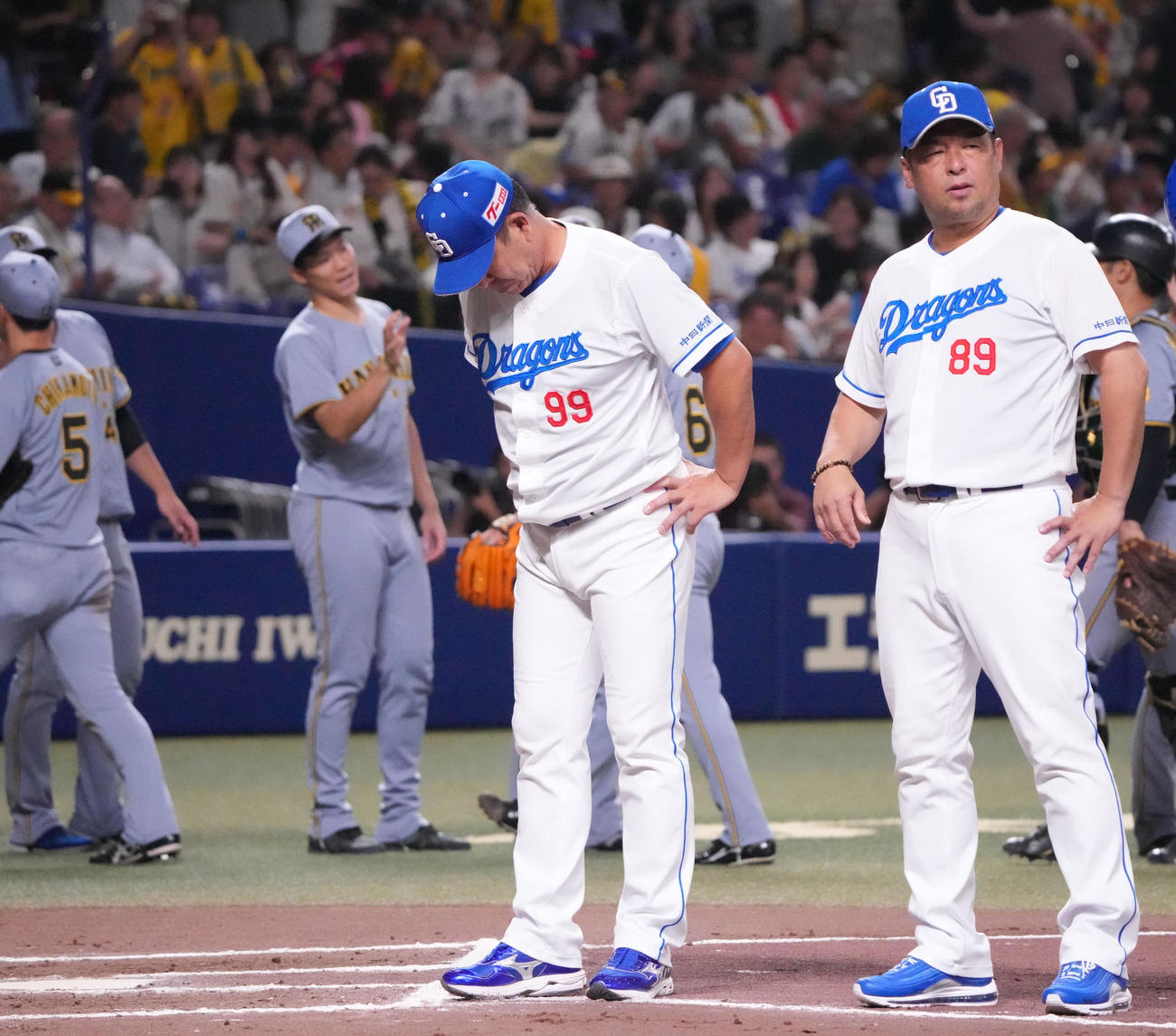 中日対阪神　試合終了、井上監督（手前・左）はスタンドへのあいさつのため整列する（撮影・森本幸一）