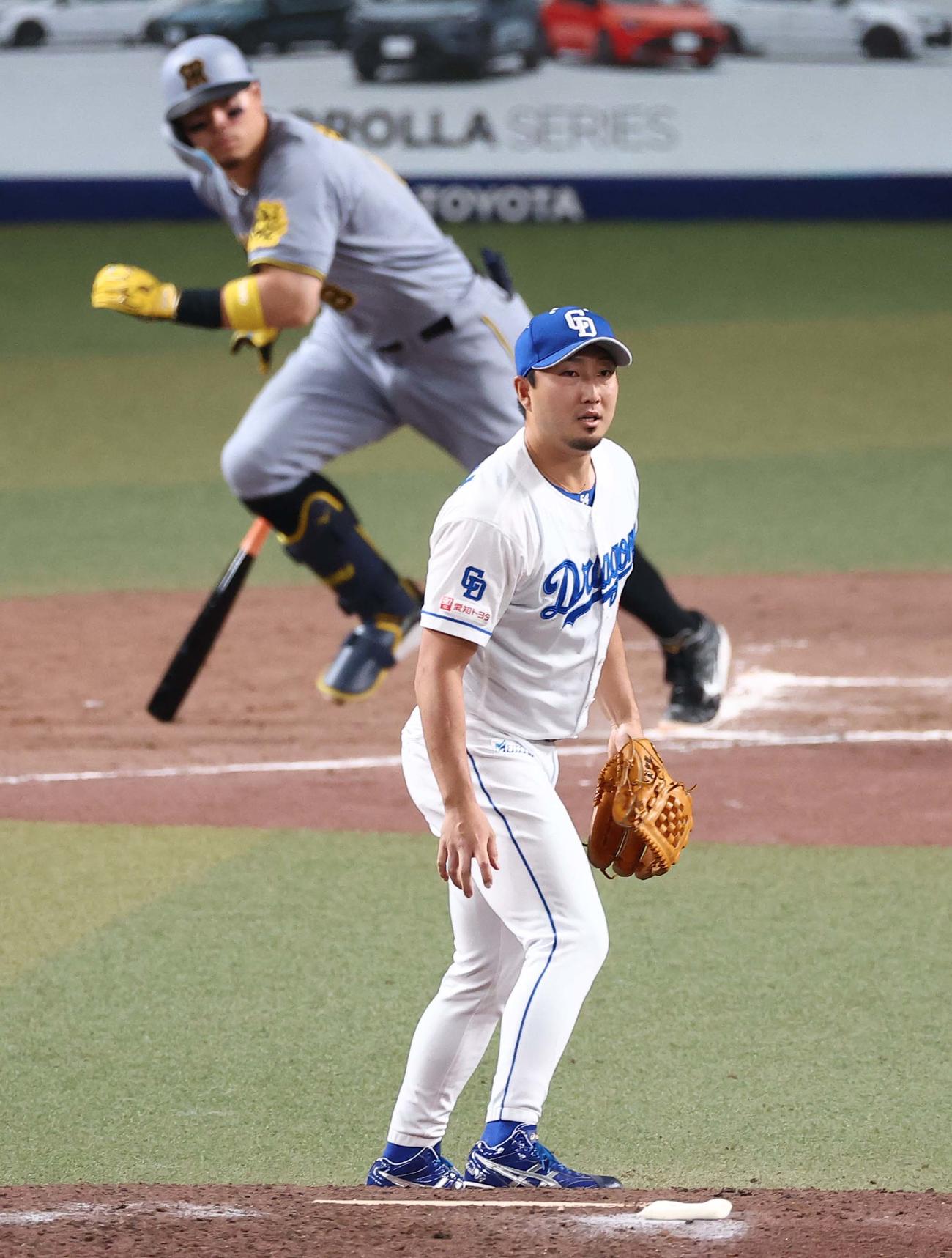 中日対阪神　8回表阪神2死三塁、藤嶋（右）は佐藤輝に同点適時打を浴びる（撮影・上田博志）