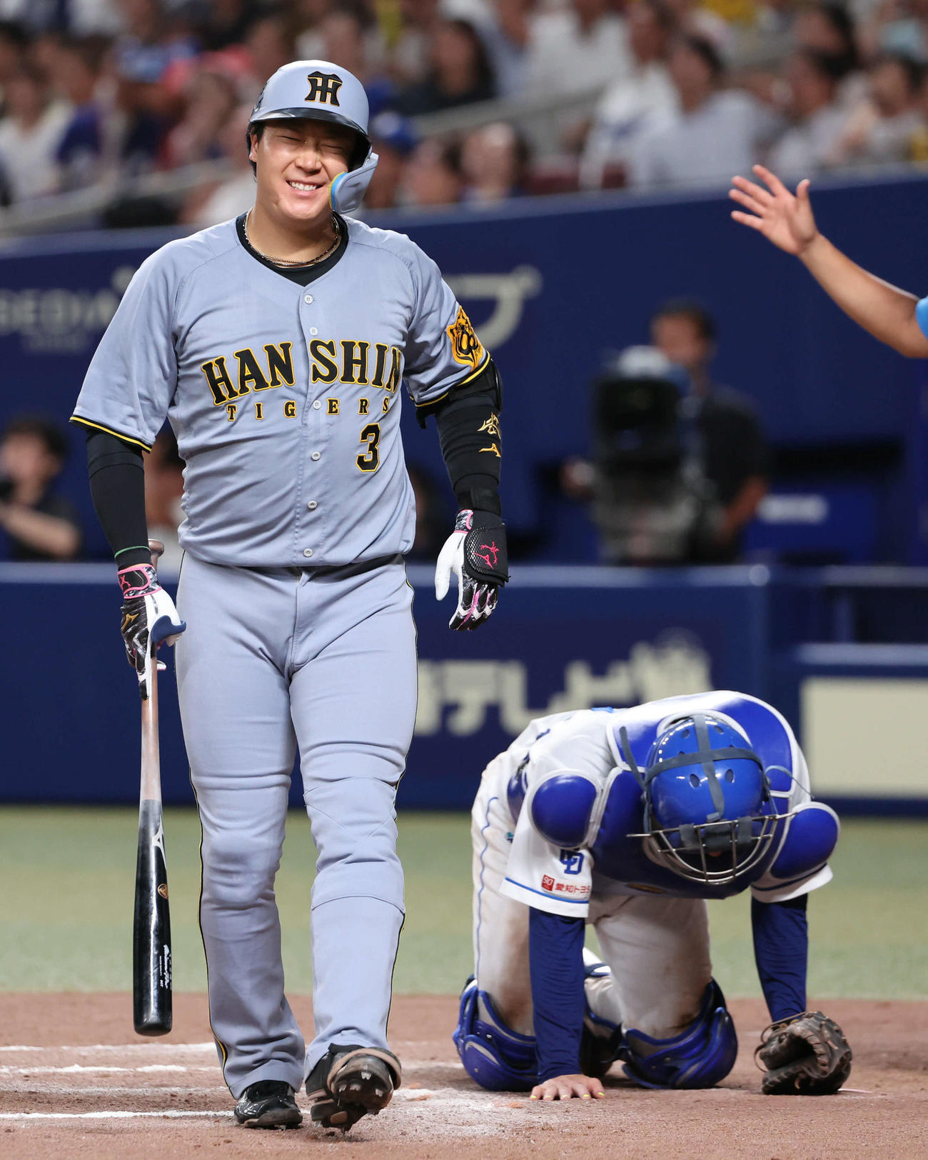 中日対阪神　10回表阪神1死満塁、大山は押し出し死球を受け苦笑い。右は捕手の石伊（撮影・西尾就之）