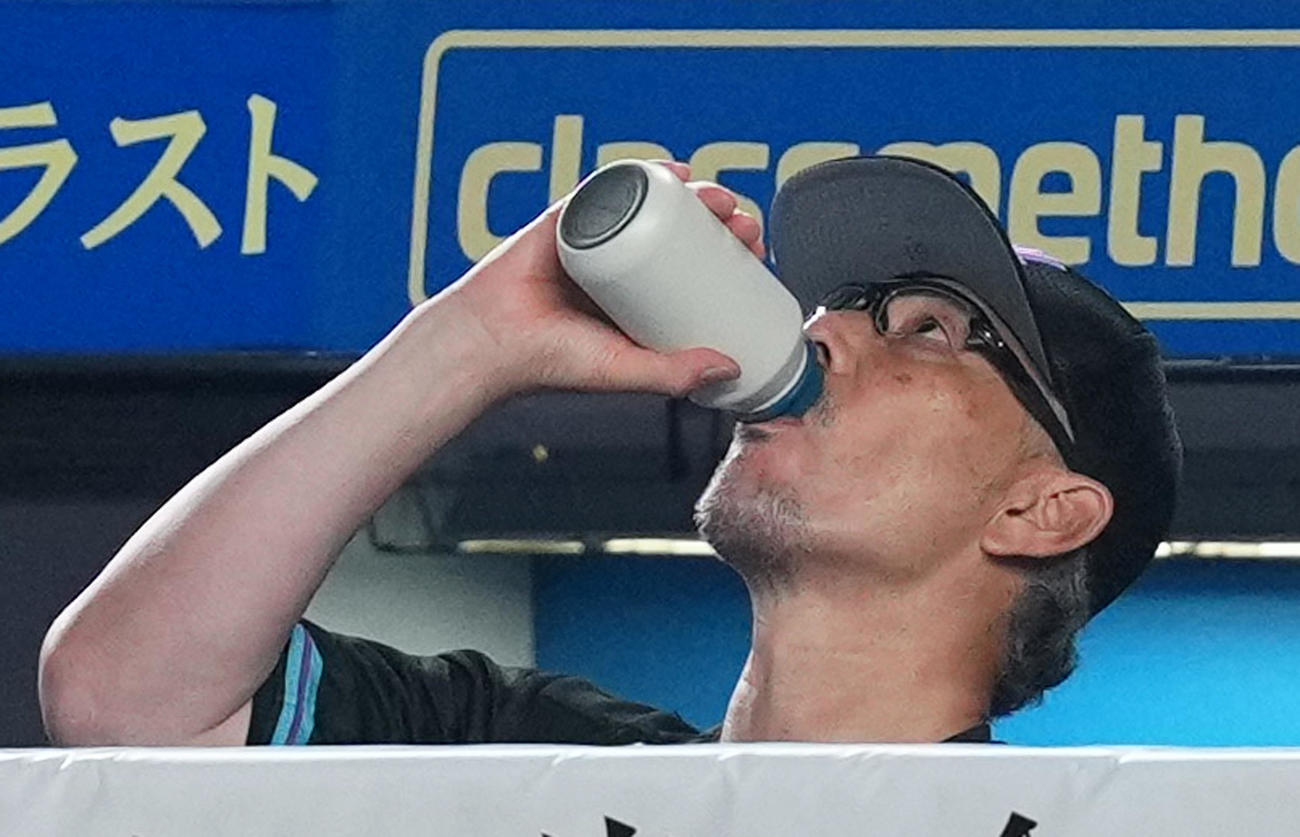 ロッテ対ソフトバンク　9回、ベンチで水分補給をするロッテ吉井監督（撮影・菅敏）