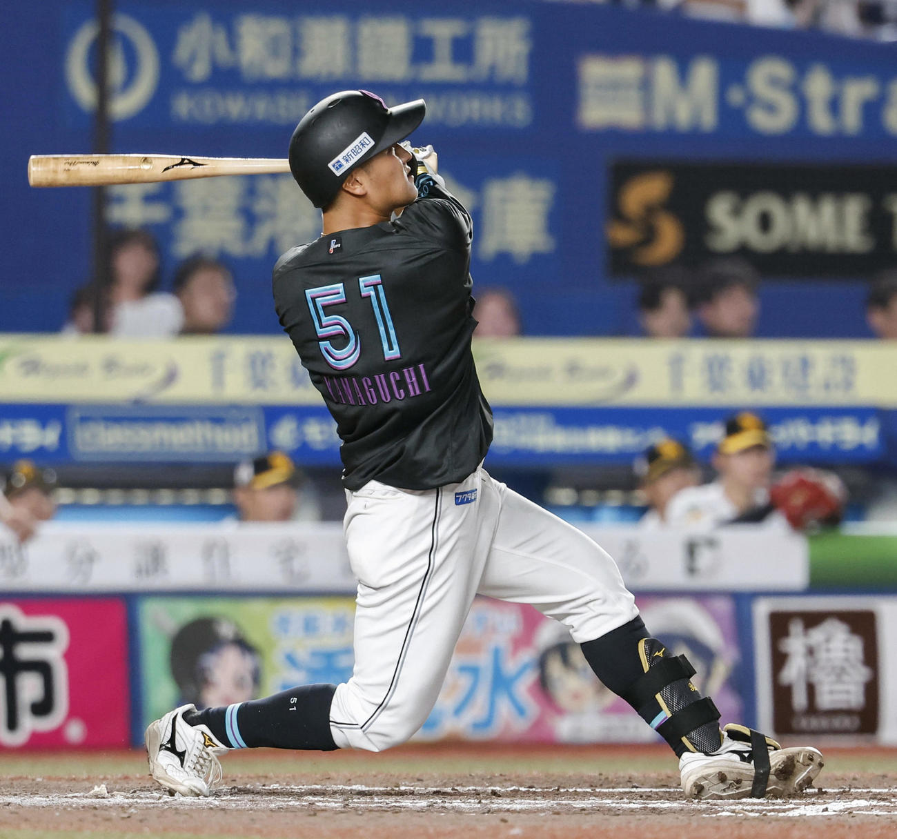 6回ロッテ2死一塁、山口が左越えに2ランを放つ＝ZOZOマリン（共同）