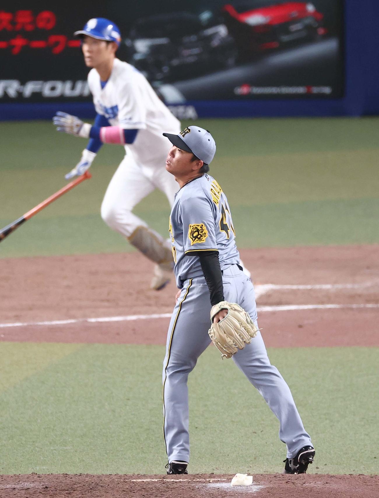 中日対阪神　5回裏中日1死、村上（右）は上林に勝ち越しソロ本塁打を浴びる（撮影・上田博志）