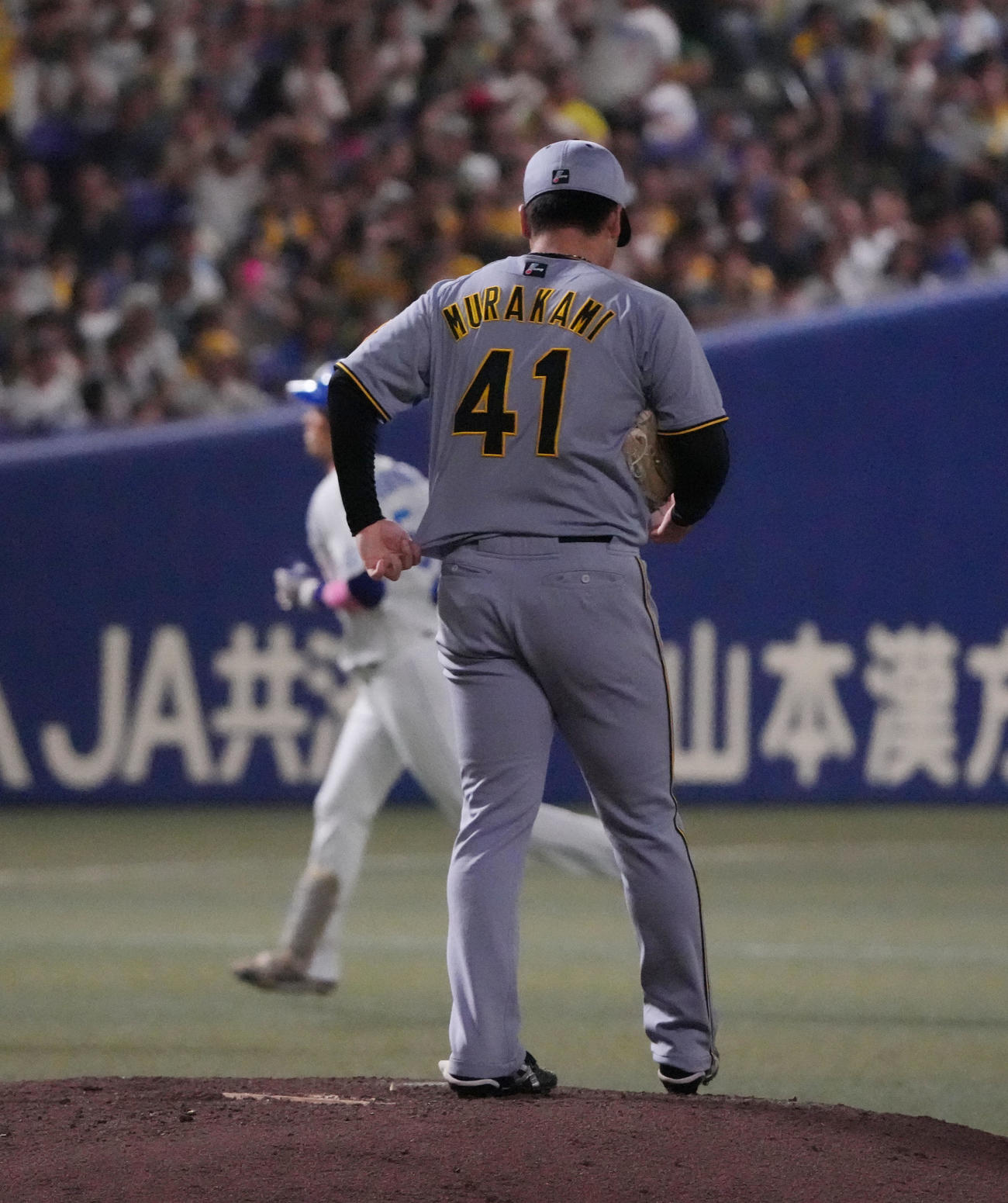 中日対阪神　5回裏中日1死、村上（手前）は上林に右越え本塁打を打たれる（撮影・森本幸一）