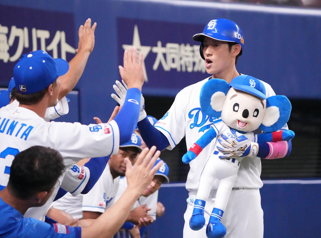 中日対阪神　5回裏中日1死、上林（右）は右越え本塁打を放ちナインとタッチを交わす（撮影・森本幸一）