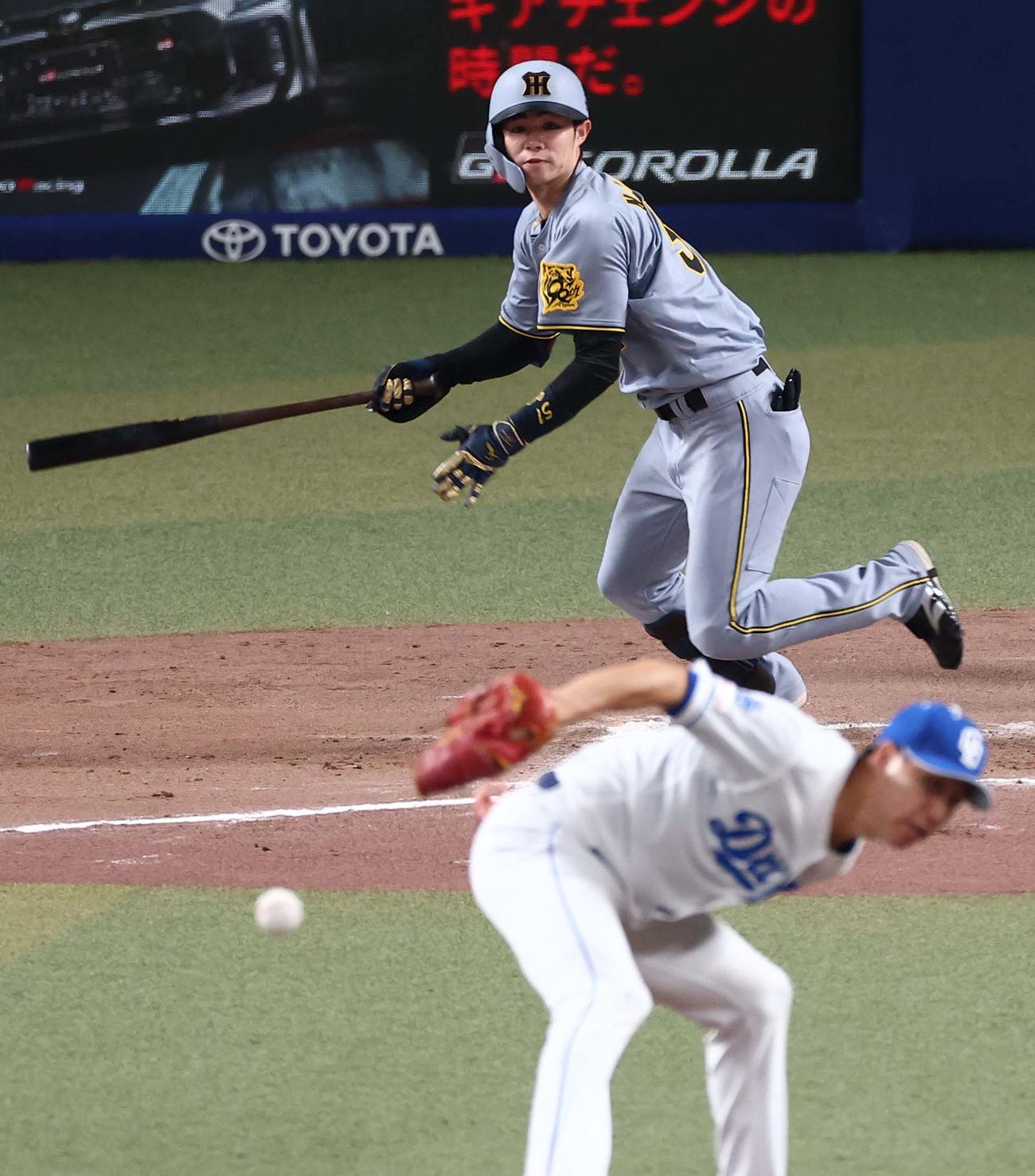 中日対阪神　10回表阪神無死一塁、中野は安打を放つ（撮影・上田博志）