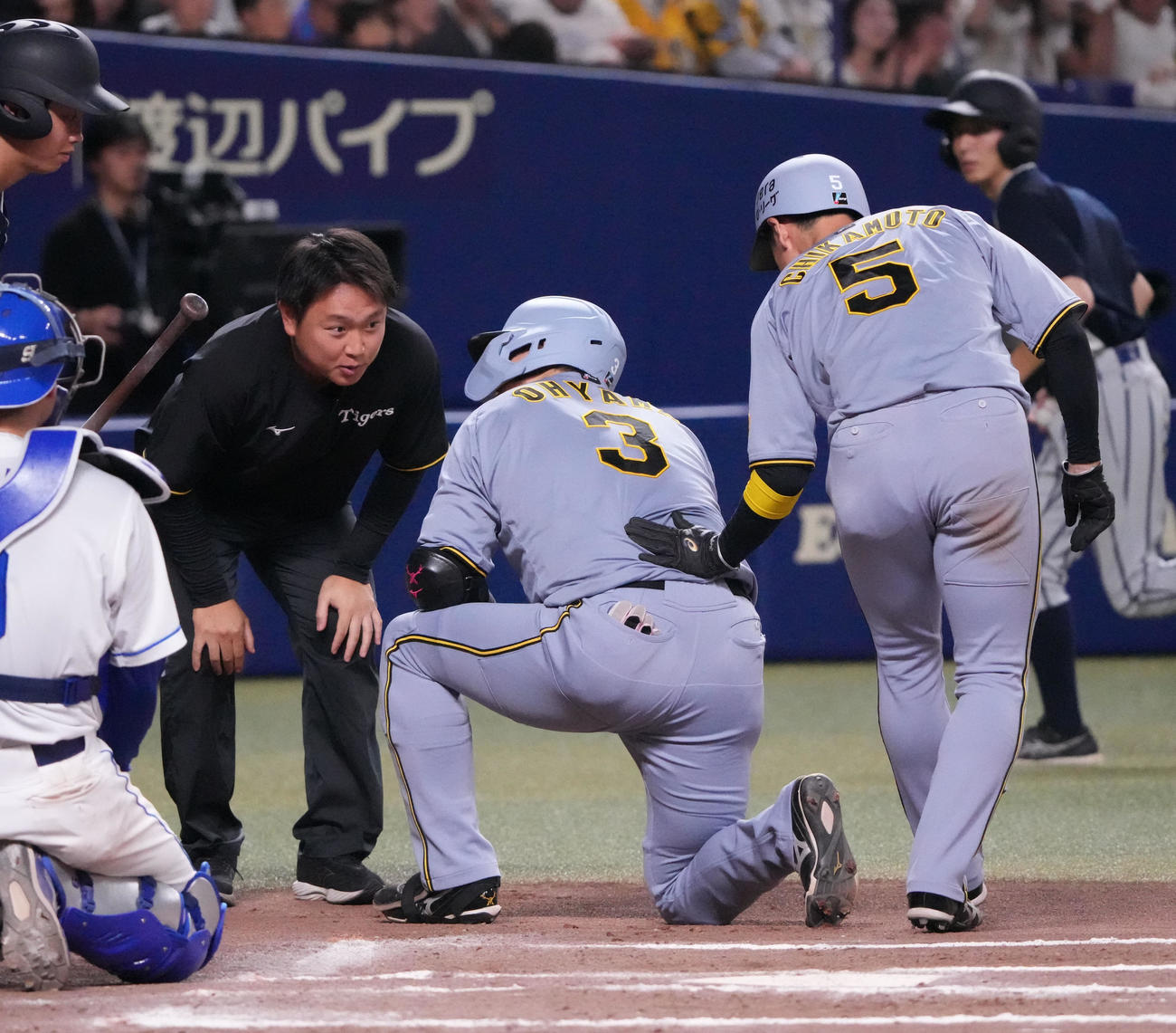 中日対阪神　10回表阪神1死満塁、大山（中央）は押し出し死球を受け近本になでられる（撮影・森本幸一）