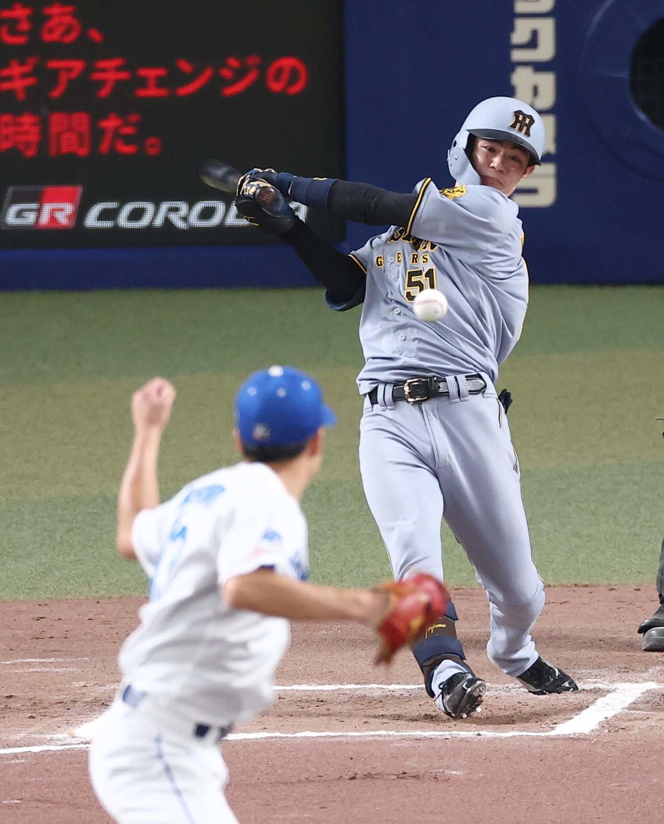 中日対阪神　10回表阪神無死一塁、中野は安打を放つ（撮影・上田博志）