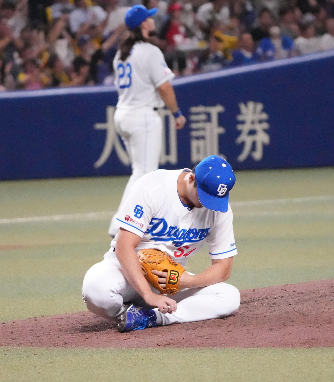 中日対阪神　8回表阪神2死三塁、藤嶋（手前）は佐藤輝に左前適時打を打たれ座り込む（撮影・森本幸一）
