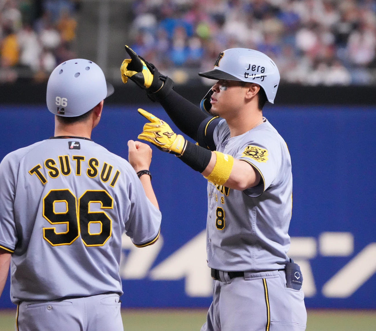 中日対阪神　8回表阪神2死三塁、佐藤輝（右）は左前適時打を放ちベンチに向かってポーズを決める（撮影・森本幸一）