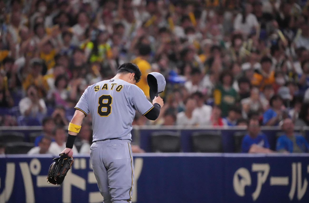 中日対阪神　8回裏、守備位置に着きファンの声援に一礼する佐藤輝（撮影・森本幸一）