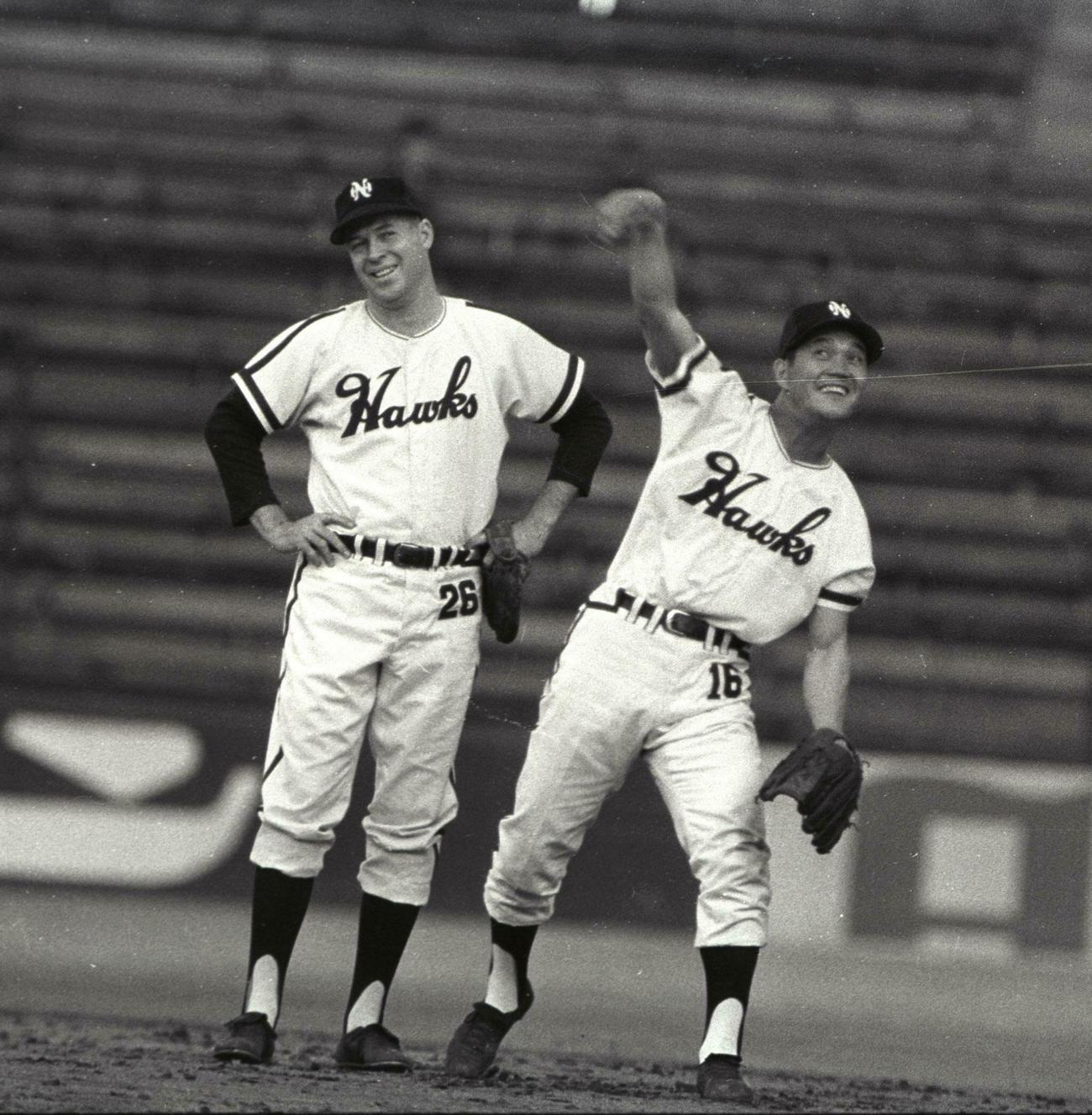 南海のジャック・ブルームフィールド内野手（左）、森下整鎮内野手（1966年4月撮影）