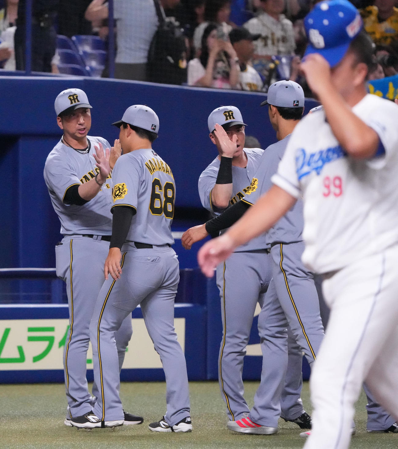 中日対阪神　試合終了、藤川監督（左）はナインを迎える（撮影・森本幸一）