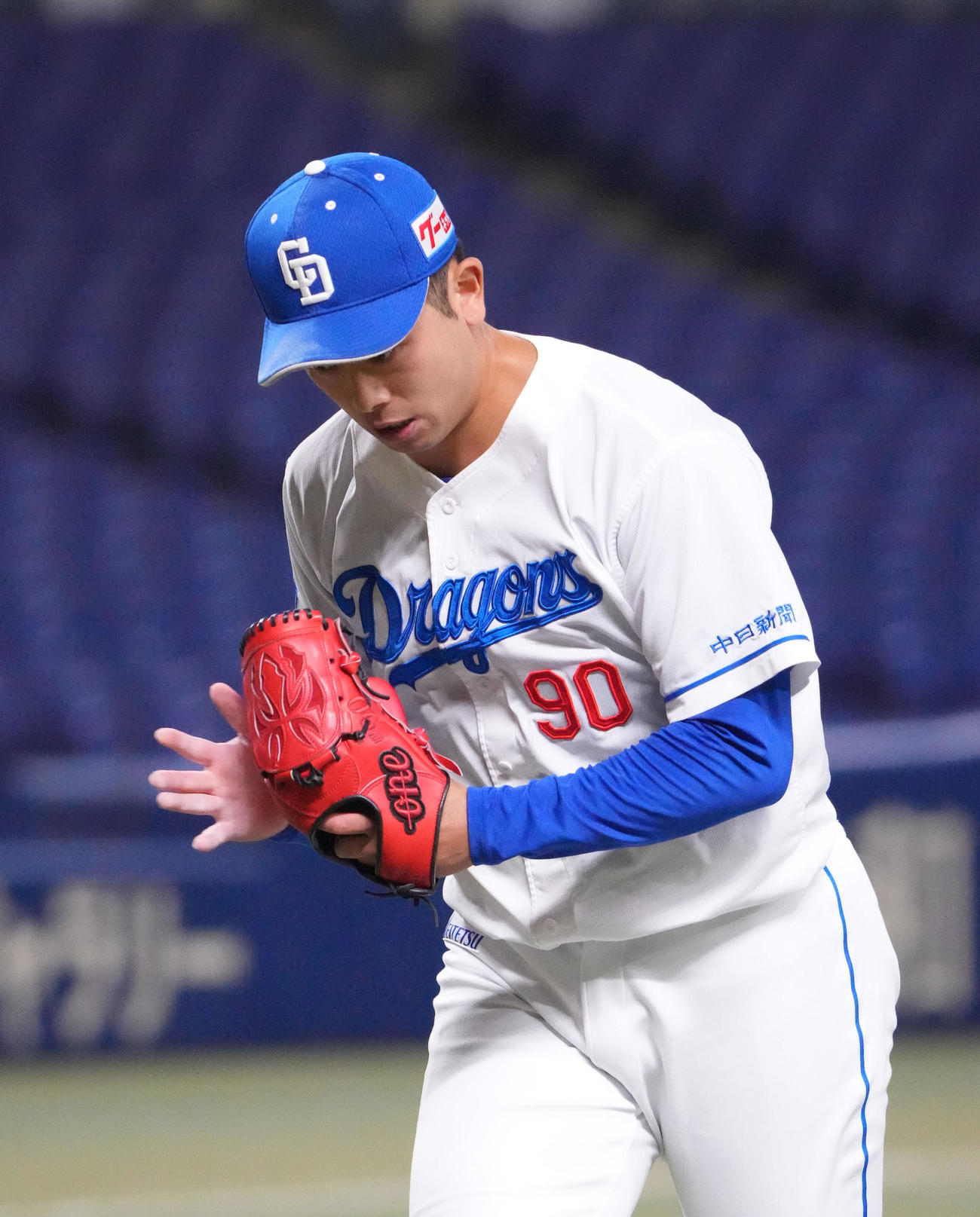 ウエスタン中日対オリックス　7回表、三者連続三振に仕留めグラブを叩きベンチへ戻る松山（撮影・森本幸一）