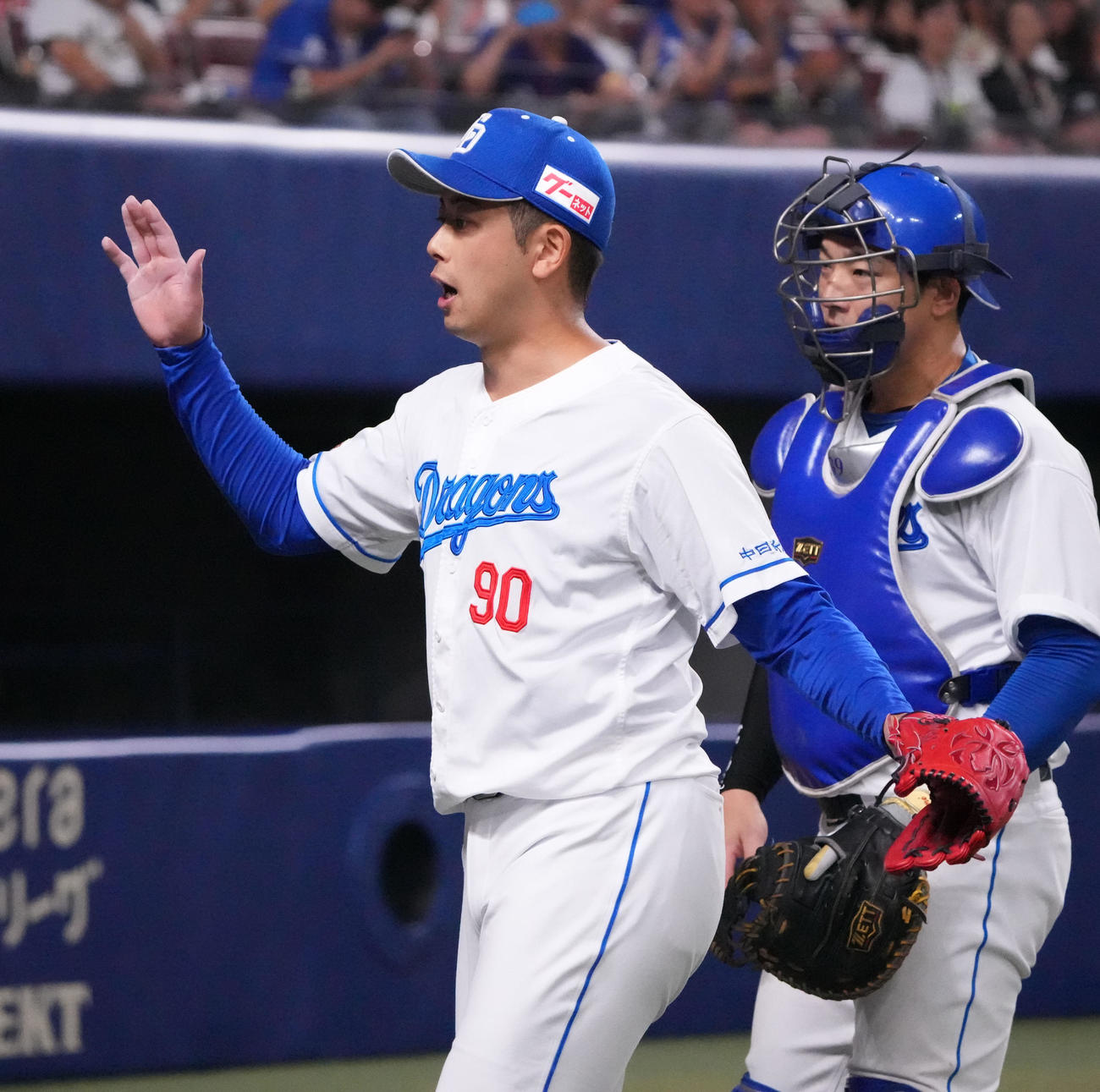 ウエスタン中日対オリックス　7回表終了、松山（左）はナインとタッチを交わしベンチへ戻る（撮影・森本幸一）