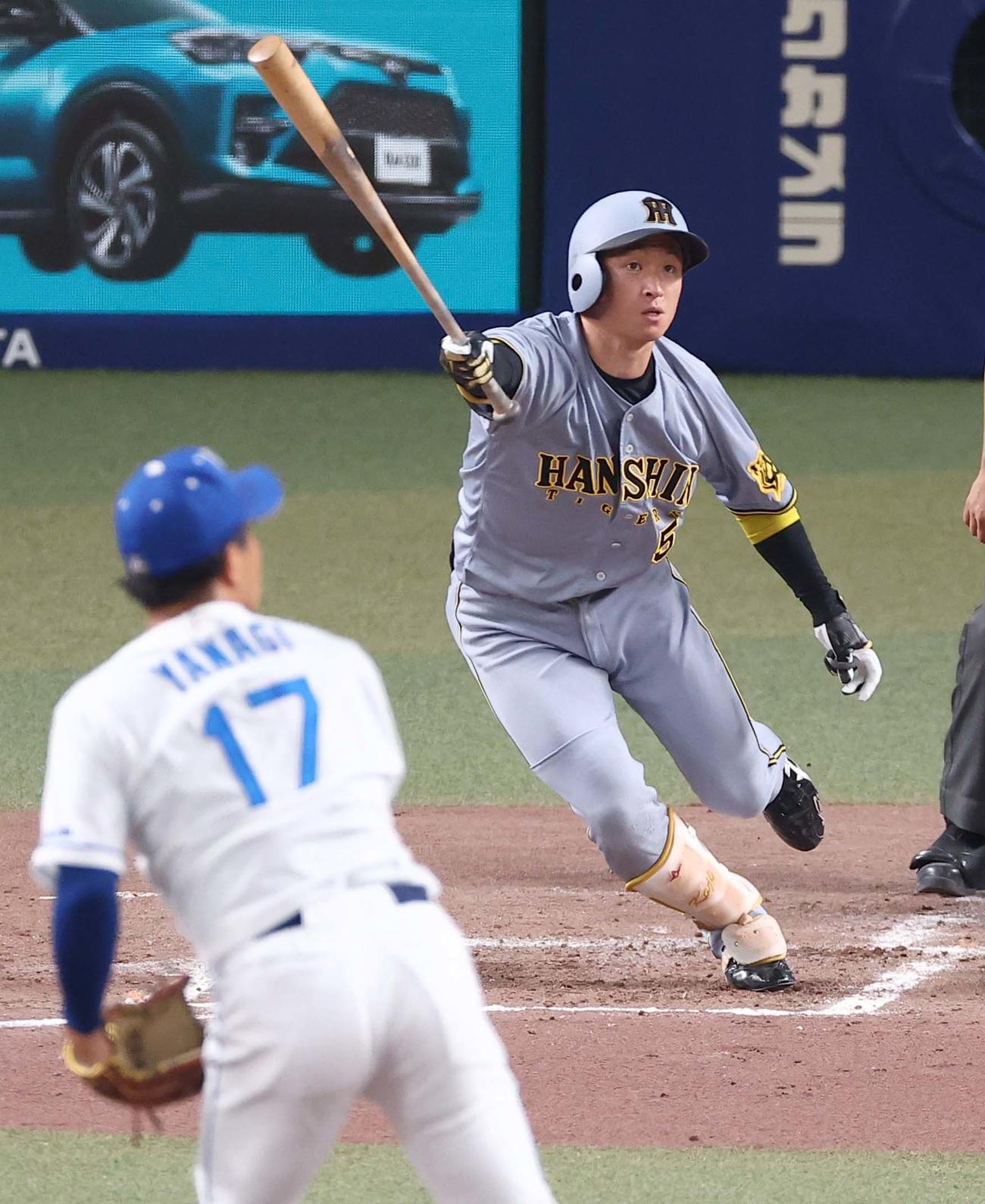 中日対阪神　3回表阪神2死二塁、近本は同点適時打を放つ（撮影・上田博志）