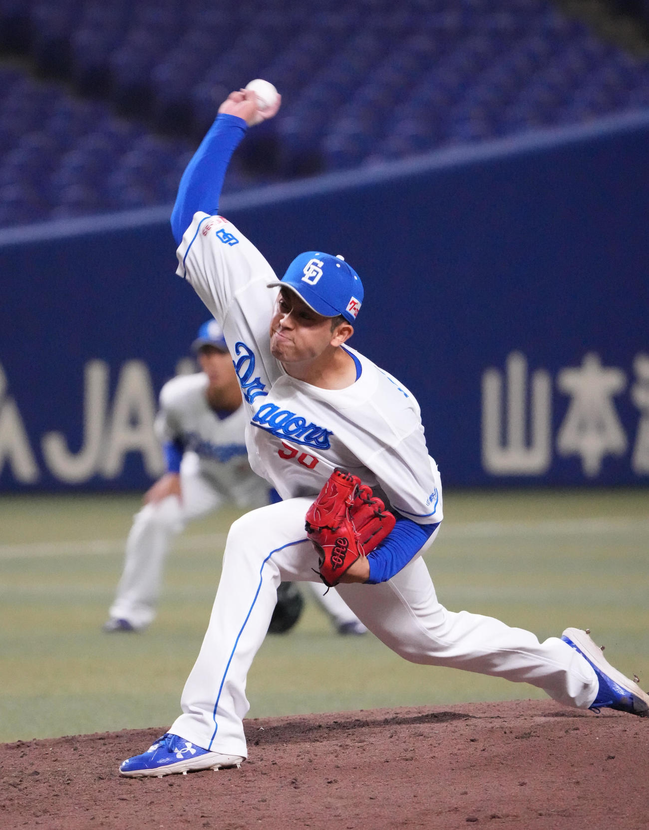 ウエスタン中日対オリックス　7回表、中日2番手で登板する松山（撮影・森本幸一）