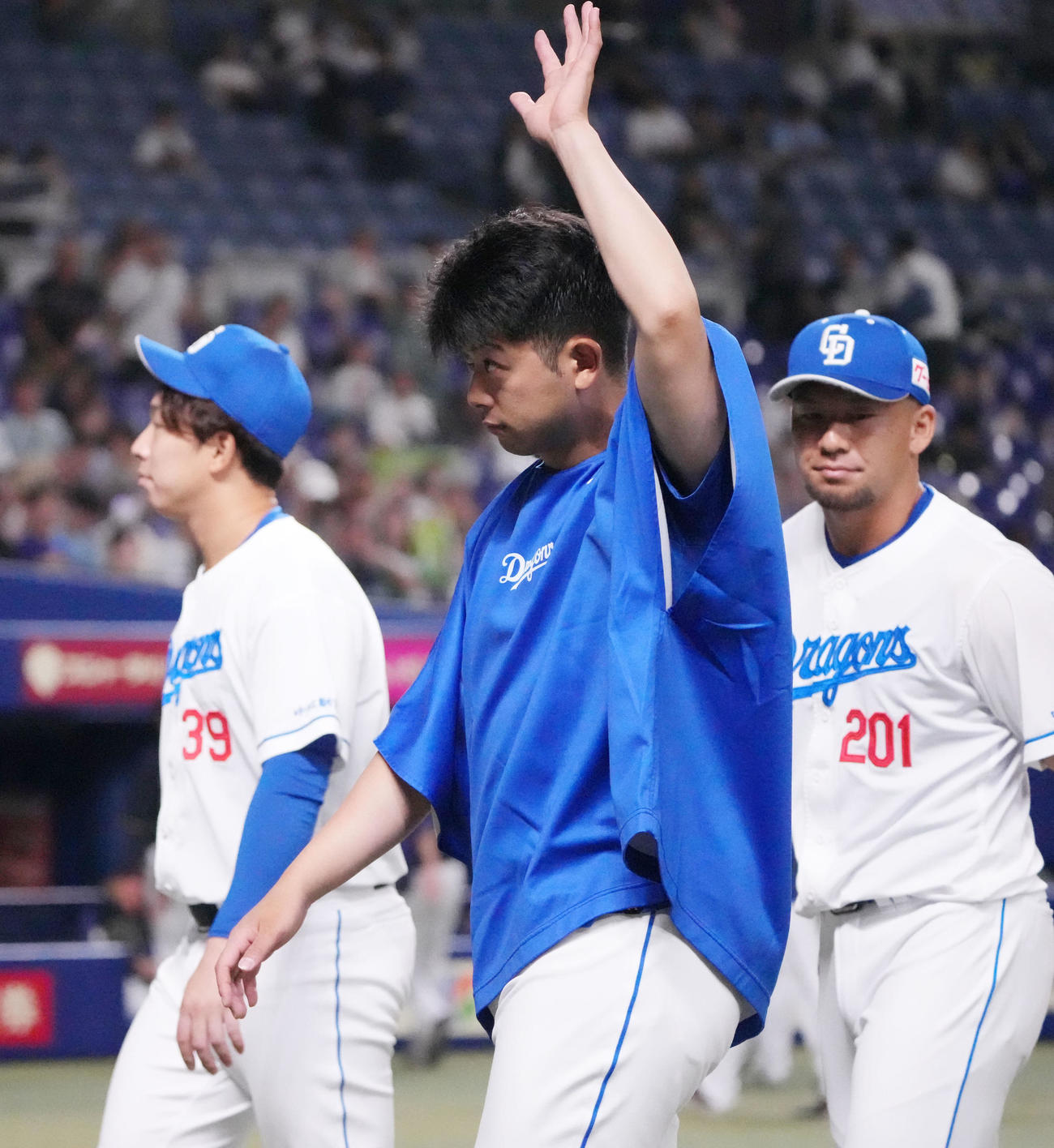 ウエスタン中日対オリックス　試合終了、松山（中央）は観客からの声援に手を振り応える（撮影・森本幸一）