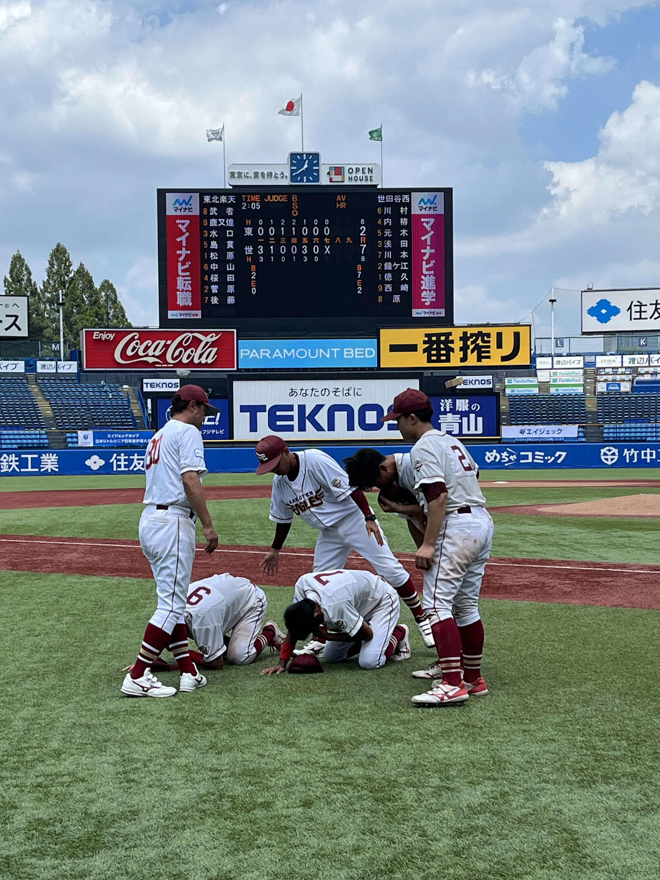 世田谷西に敗れ、泣き崩れた東北楽天ナインをを土谷監督らがなぐさめた