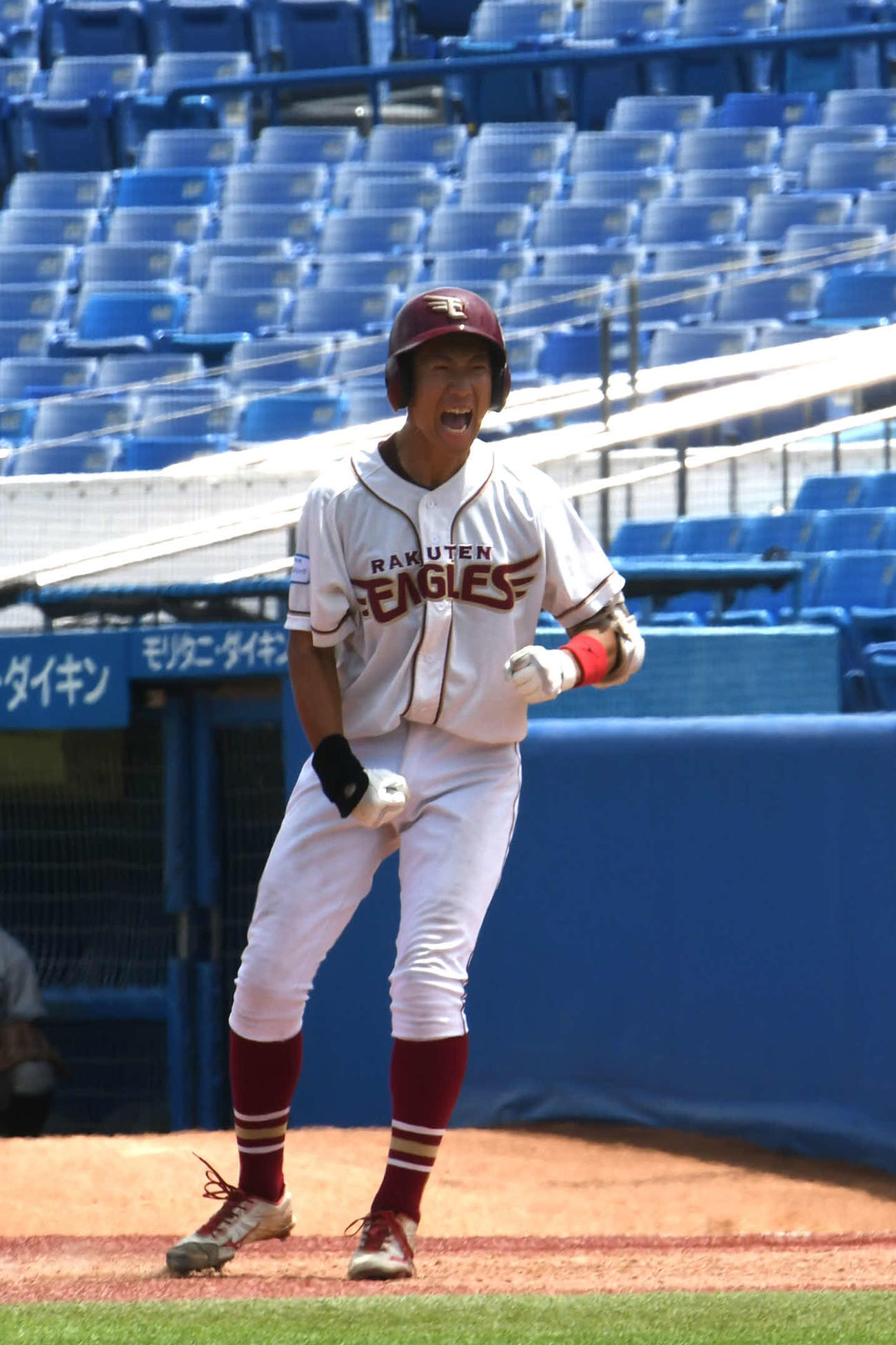準々決勝3回表に反撃開始のタイムリーを放った東北楽天の島貫主将はベンチに雄たけび