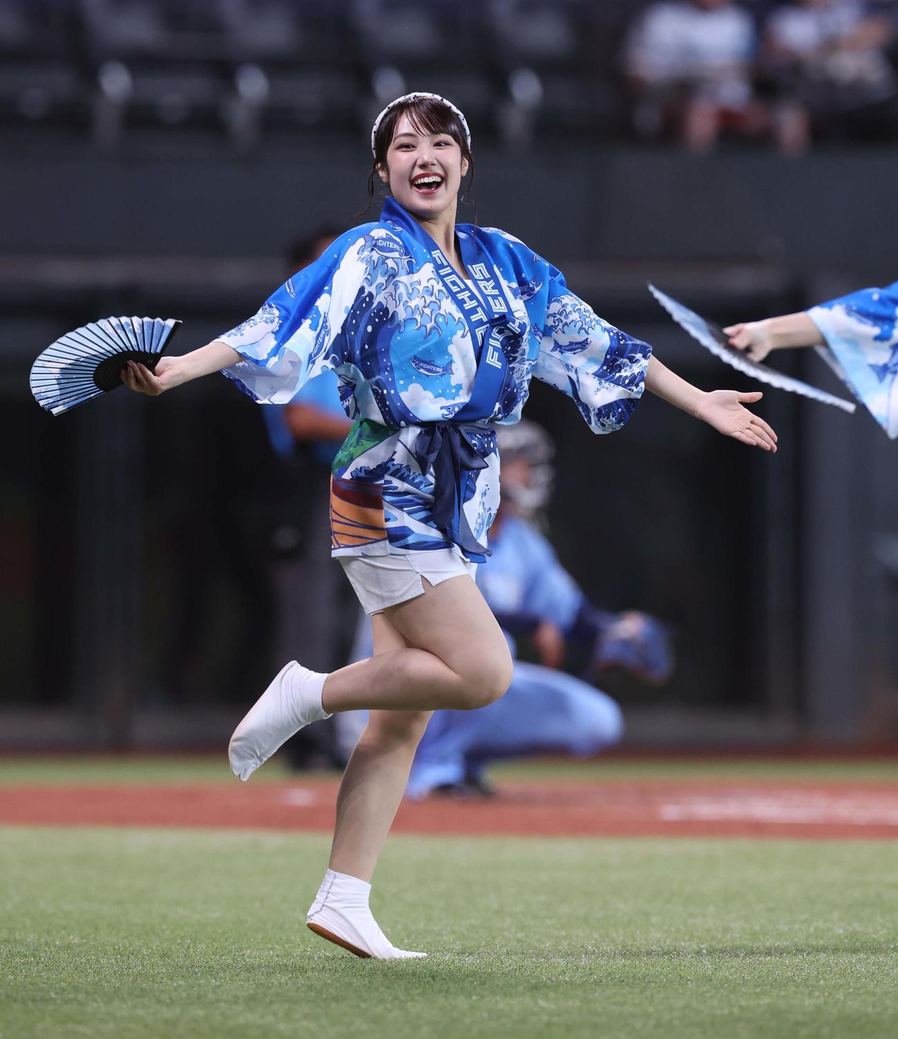 日本ハム対西武　法被姿で踊るファイターズガール（撮影・黒川智章）