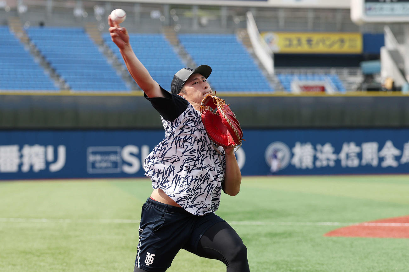 DeNA対広島　試合前練習でキャッチボールするDeNA松尾（撮影・宮地輝）