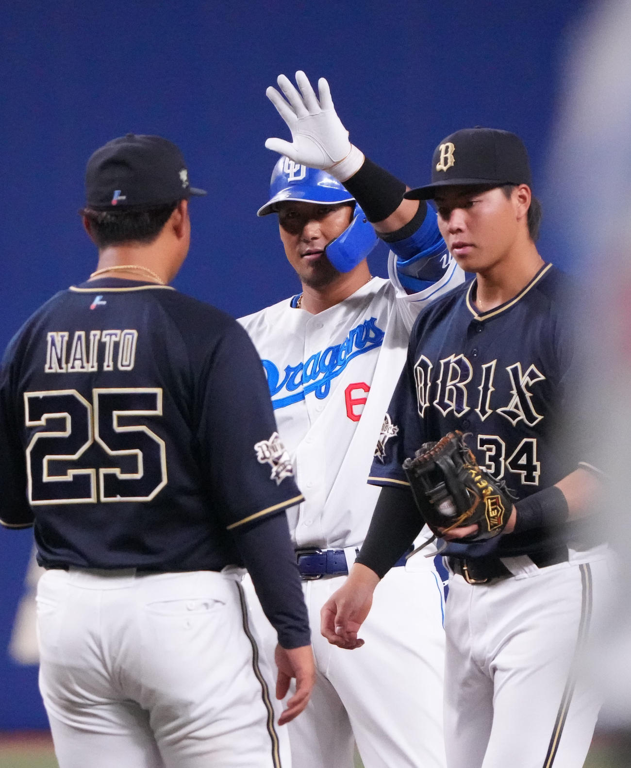 ウエスタン中日対オリックス　1回裏中日2死一塁、中田（中央）は右中間へ適時二塁打を放ちベンチへアピールする（撮影・森本幸一）