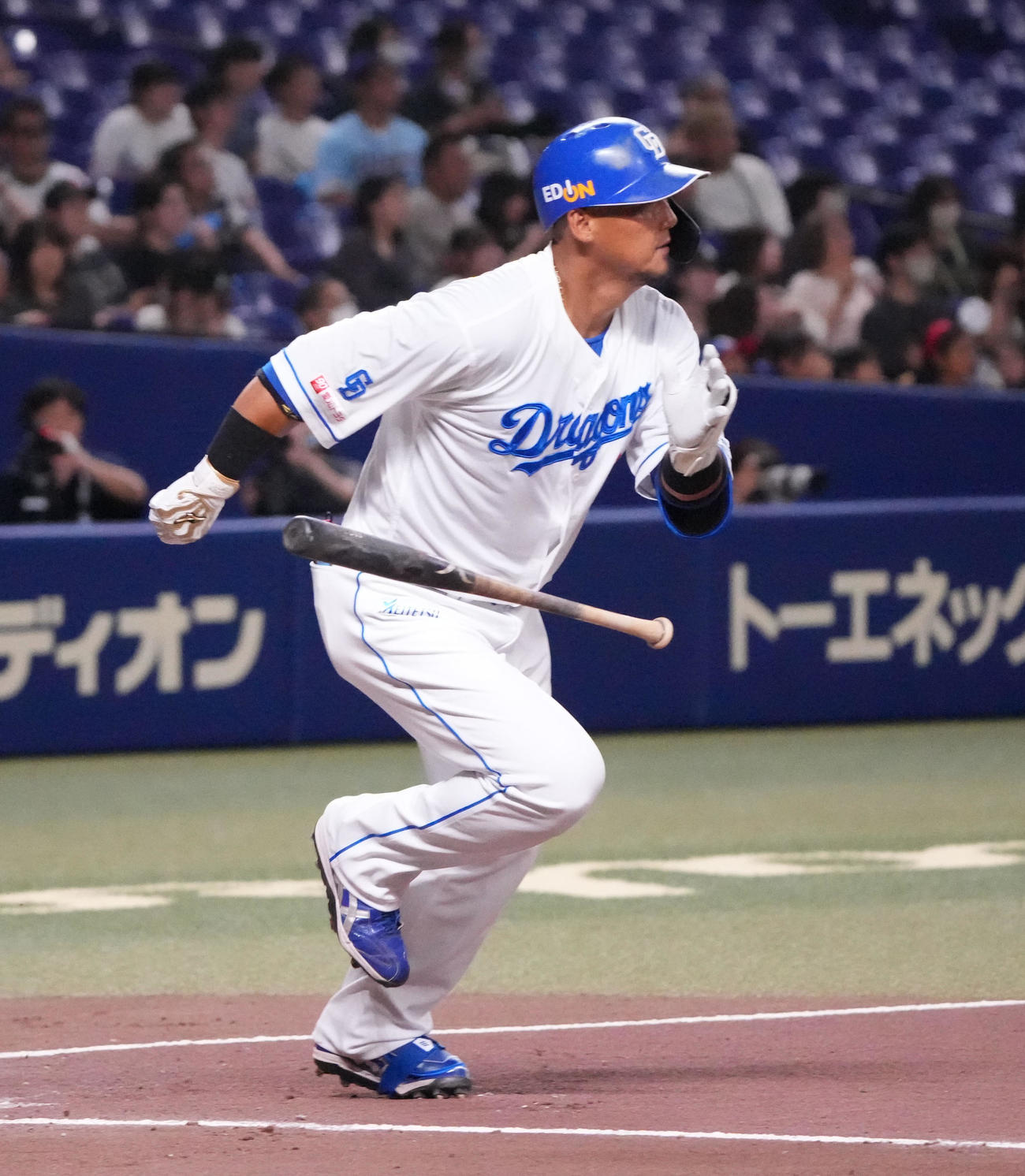 ウエスタン中日対オリックス　1回裏中日2死一塁、右中間へ適時二塁打を放つ中田（撮影・森本幸一）
