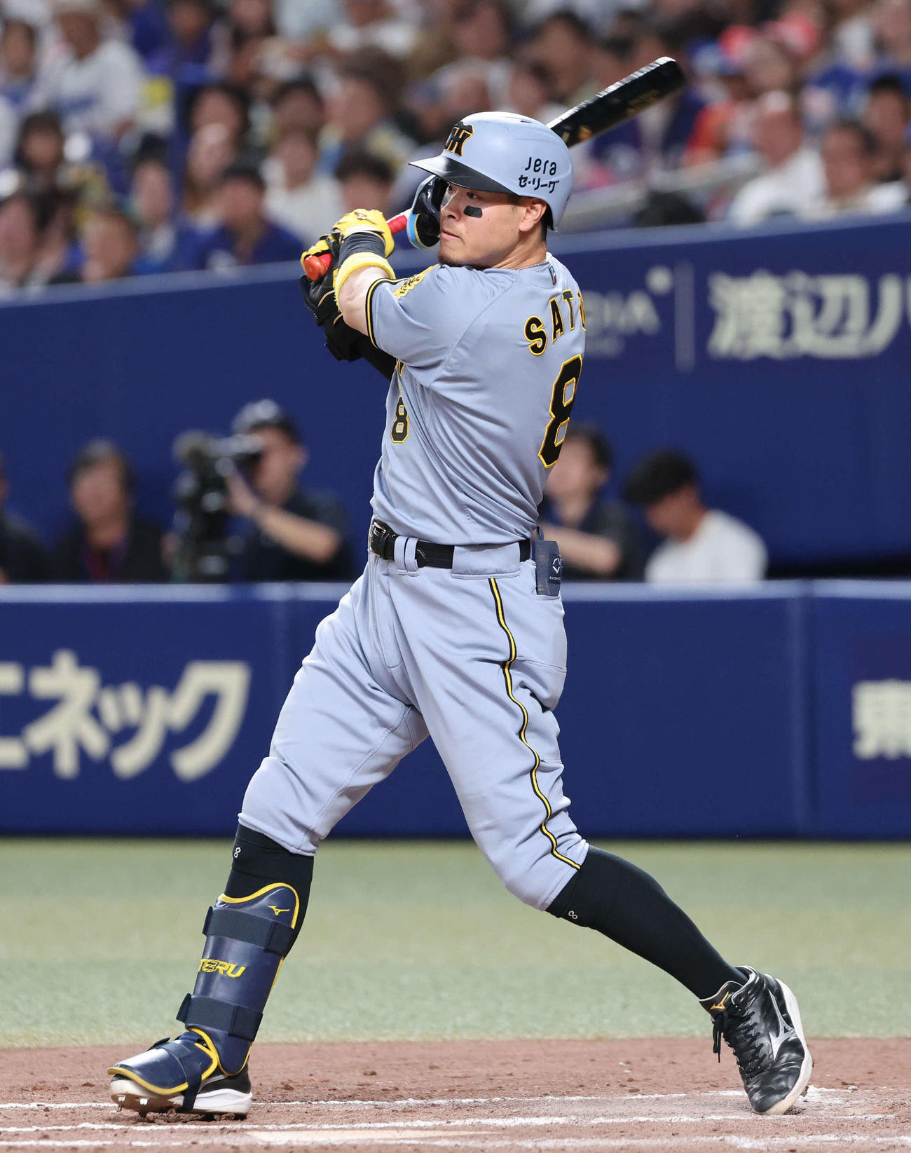 2025年8月6日の中日戦の8回表に左前適時打を放つ佐藤輝明