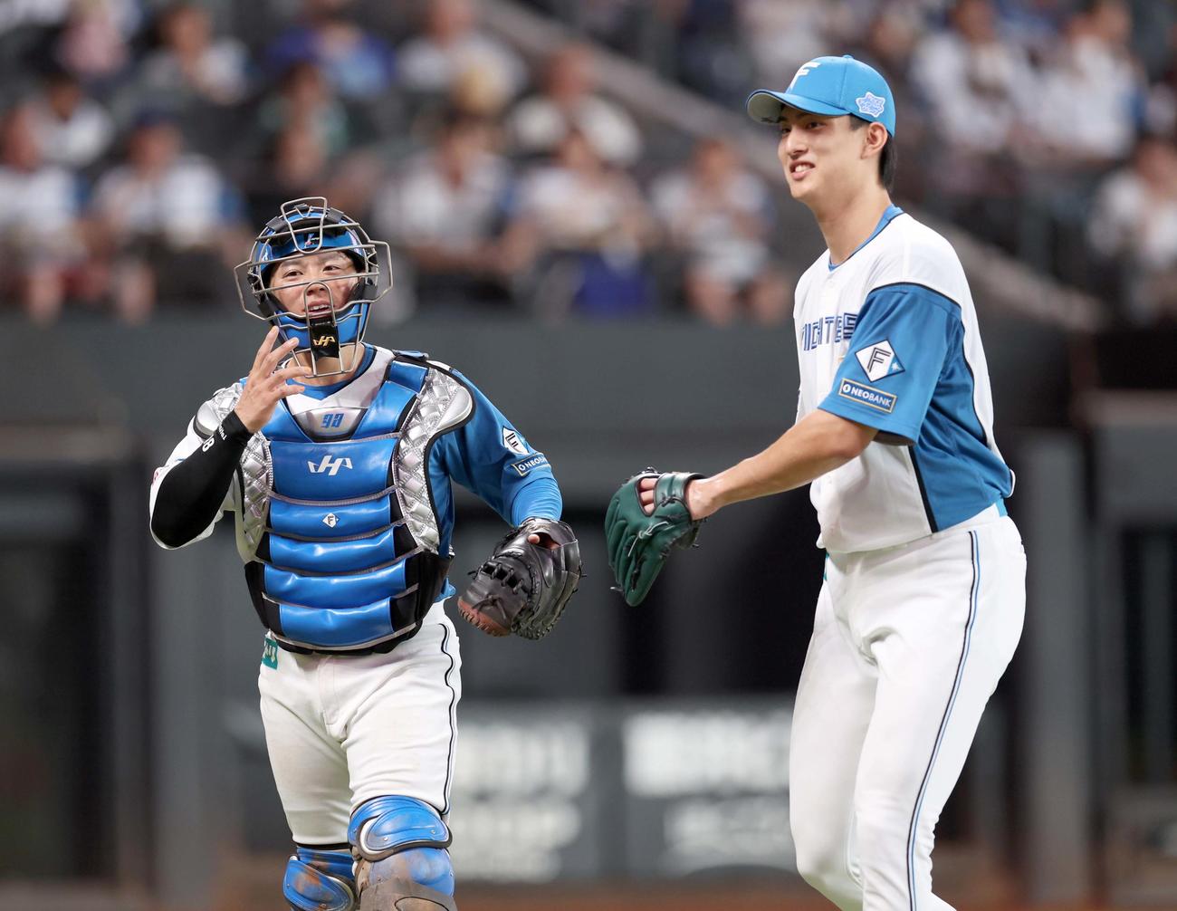 日本ハム対西武　3回表、無失点に抑えグラブタッチする梅林（左）と達（撮影・黒川智章）