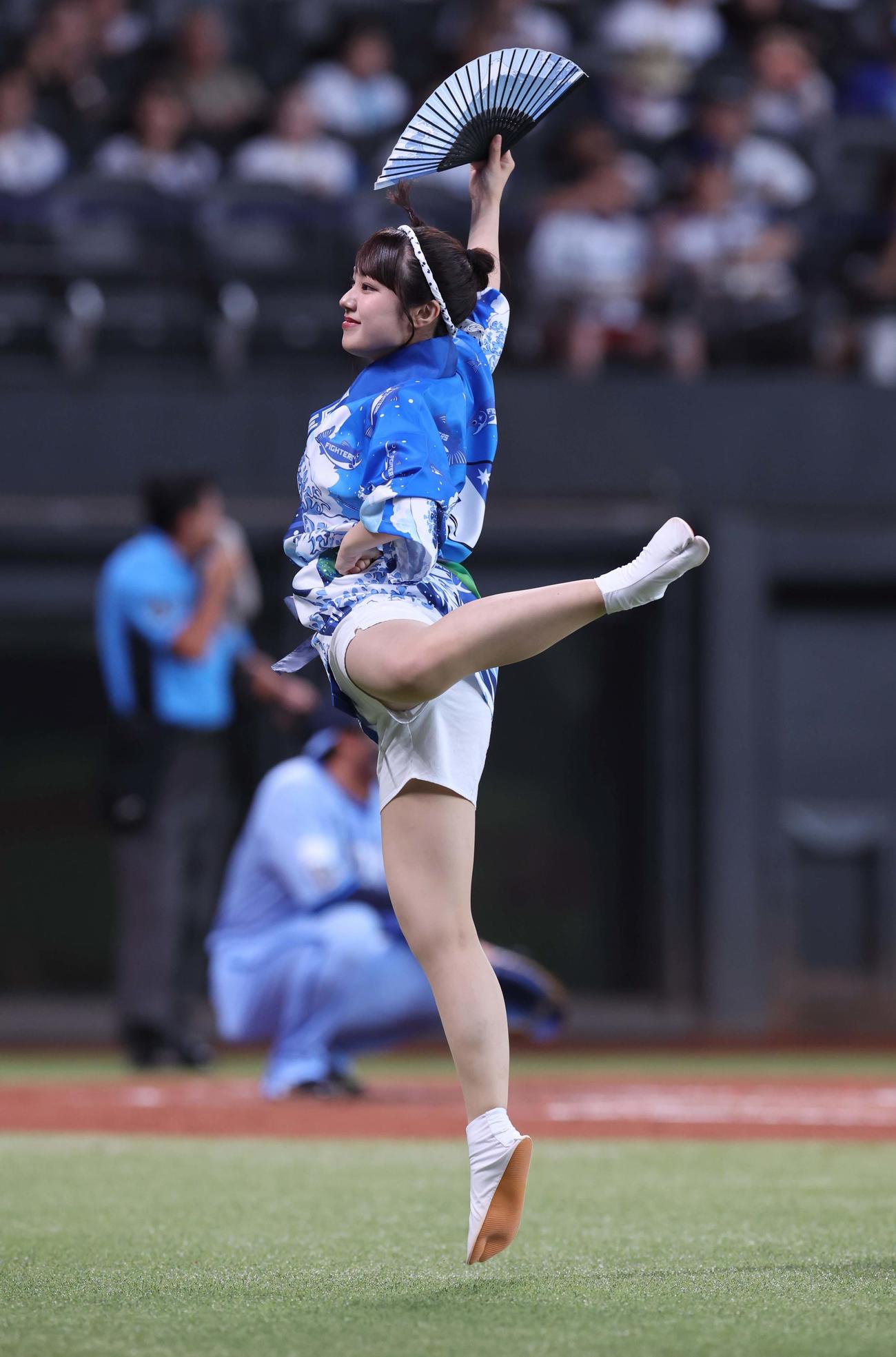 日本ハム対西武　法被姿で踊るファイターズガール（撮影・黒川智章）