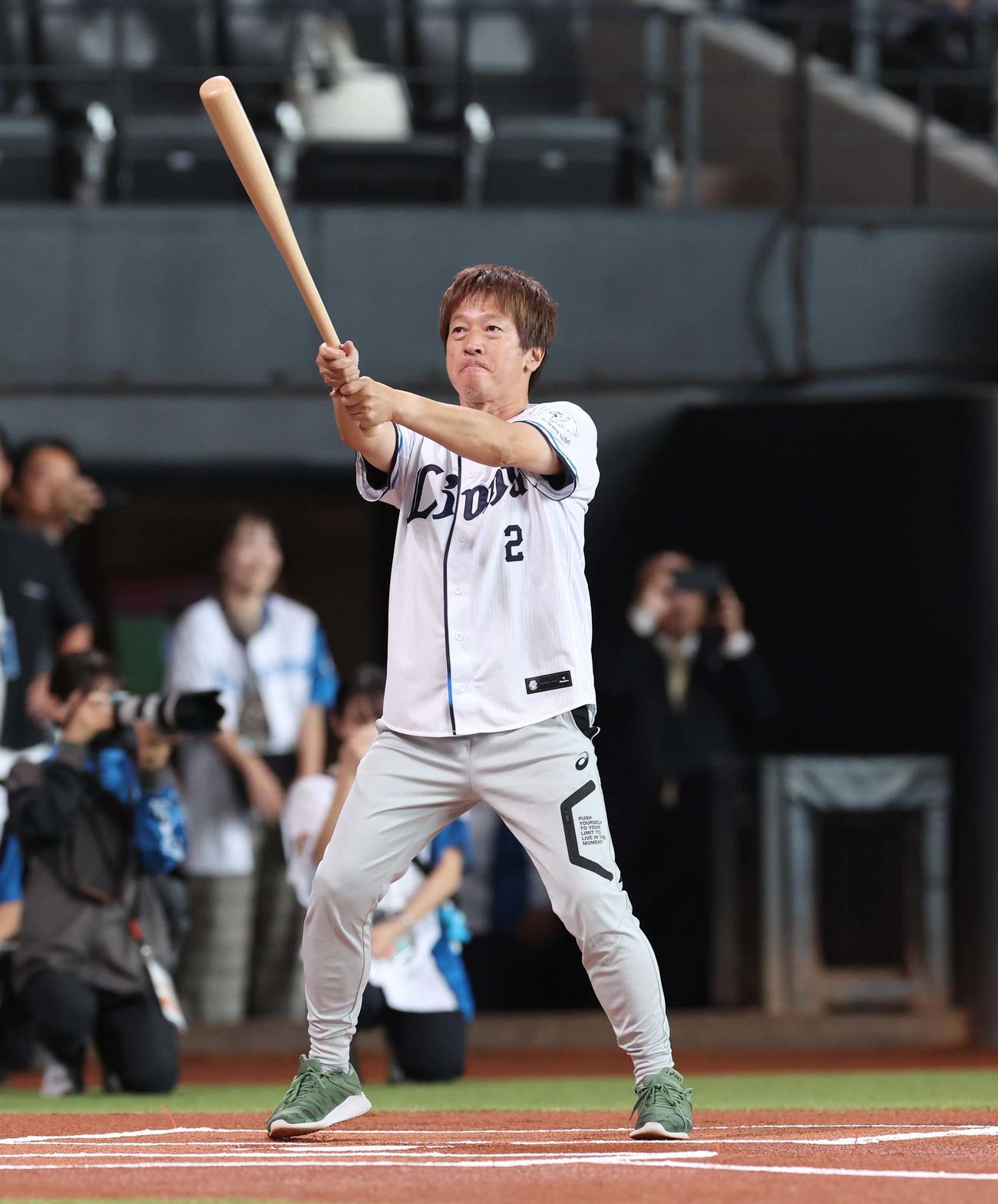 日本ハム対西武　ファーストピッチセレモニーで打席に立つちゃらんぽらん冨好（撮影・黒川智章）