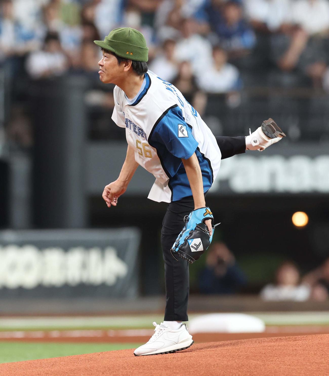 日本ハム対西武　ファーストピッチセレモニーに登場の蛍原（撮影・黒川智章）