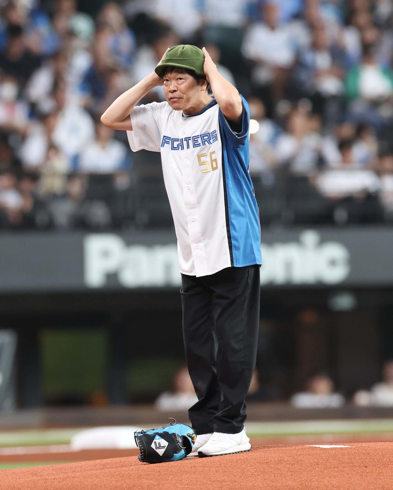 日本ハム対西武　ファーストピッチセレモニーに登場の蛍原（撮影・黒川智章）