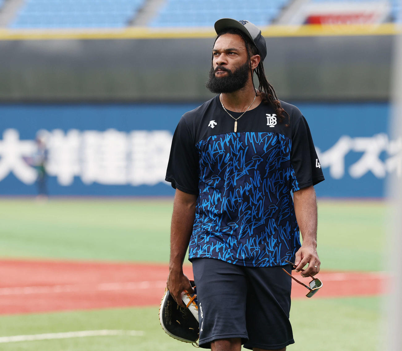 DeNA対広島　試合前練習を終え引き揚げるDeNAジャクソン（撮影・宮地輝）