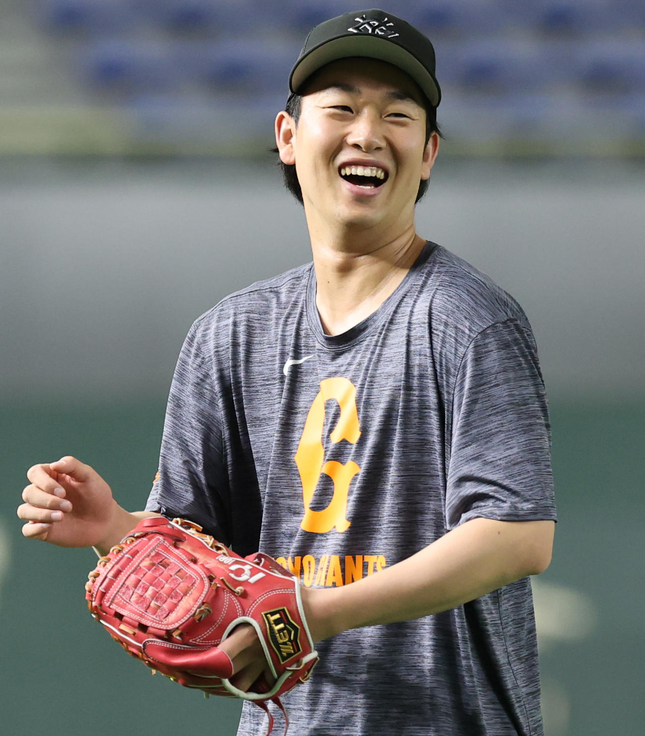 巨人対ヤクルト　笑顔で練習する巨人山崎（撮影・野上伸悟）