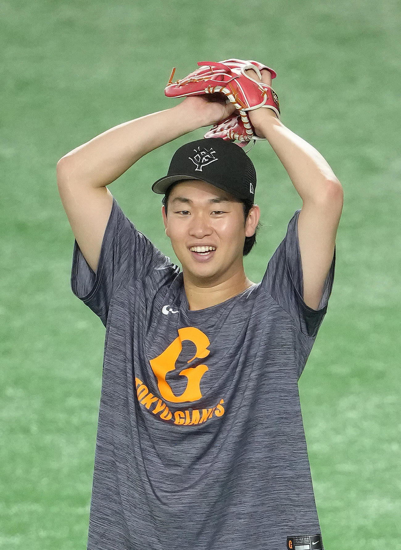 練習中、笑顔を見せる巨人山崎（撮影・足立雅史）