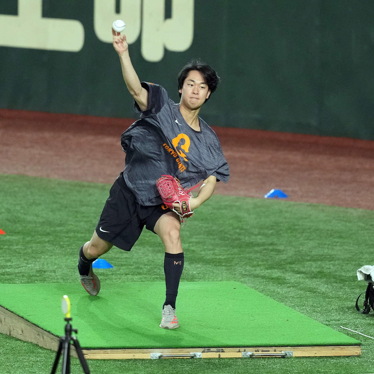 巨人対ヤクルト　外野で投げ込む巨人山崎伊（撮影・たえ見朱実）