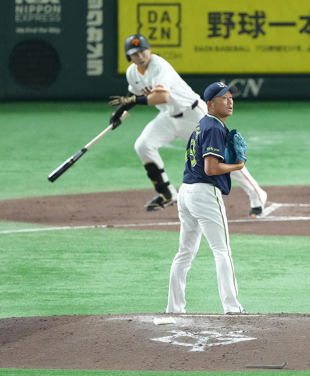 巨人対ヤクルト　3回裏巨人2死三塁、泉口に左前適時打を浴びた石川（撮影・足立雅史）