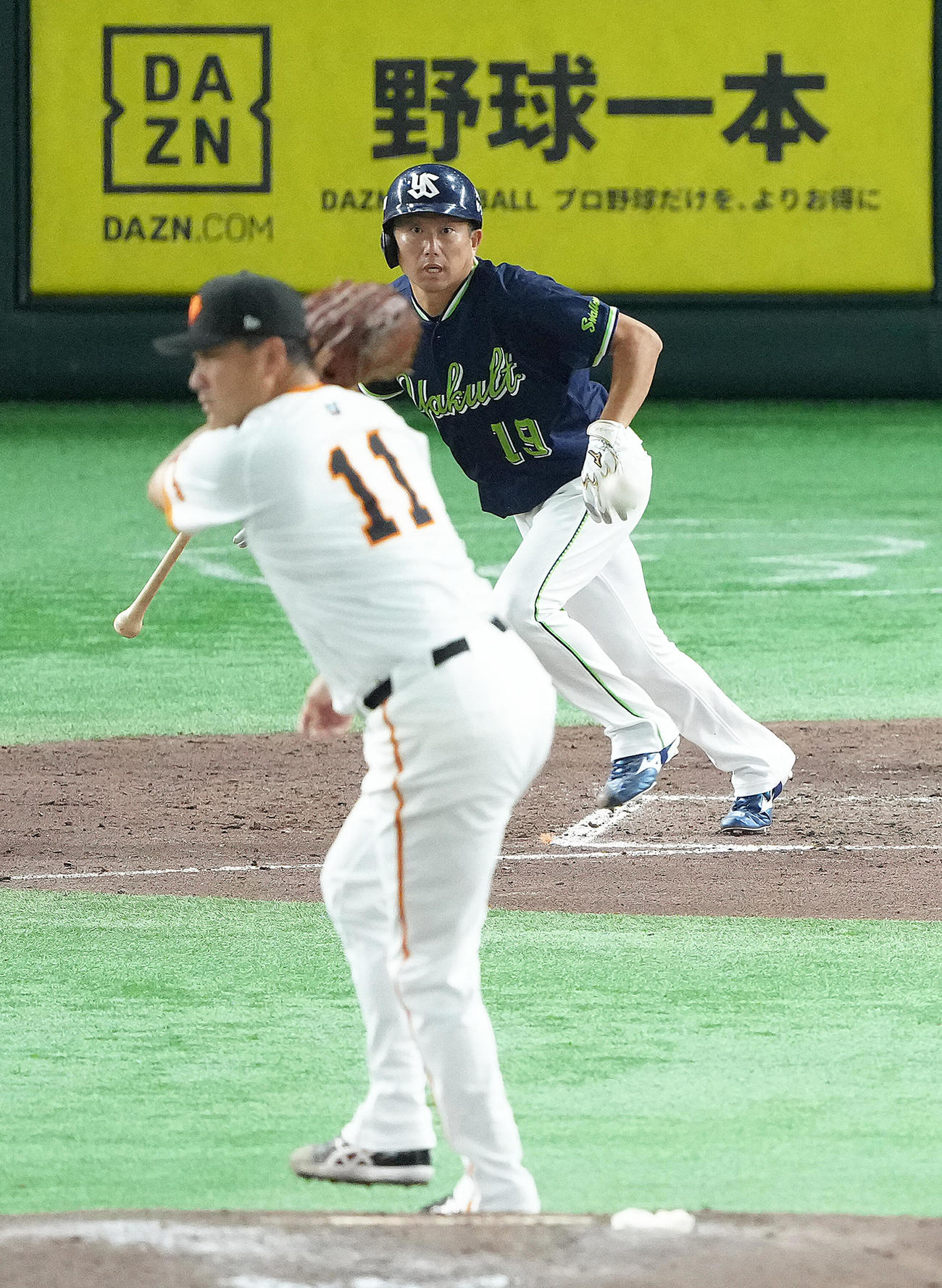 巨人対ヤクルト　5回表ヤクルト2死、石川は24年連続安打となる中前打を放つ。投手田中将（撮影・足立雅史）