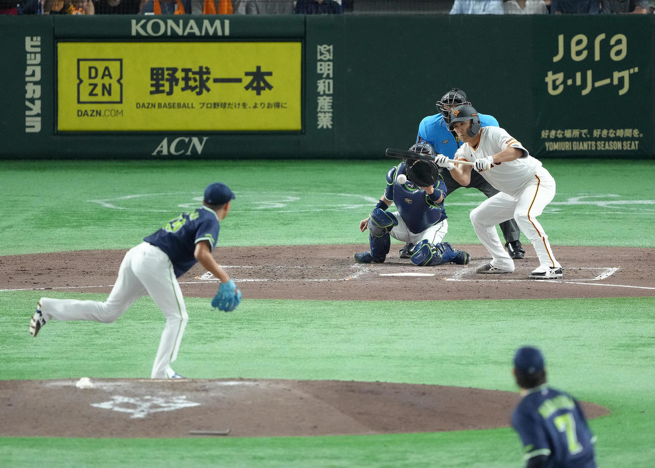 巨人対ヤクルト　5回裏巨人無死二塁、送りバントを決める田中将。投手石川（撮影・足立雅史）