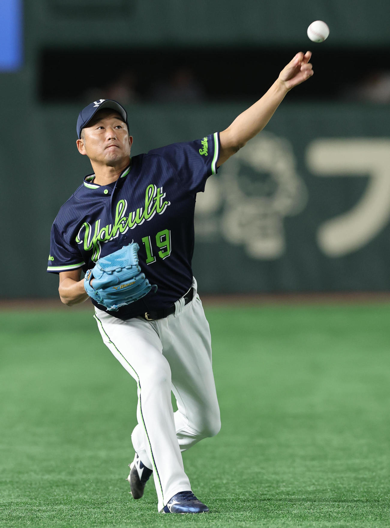 巨人対ヤクルト　キャッチボールするヤクルト石川（撮影・野上伸悟）