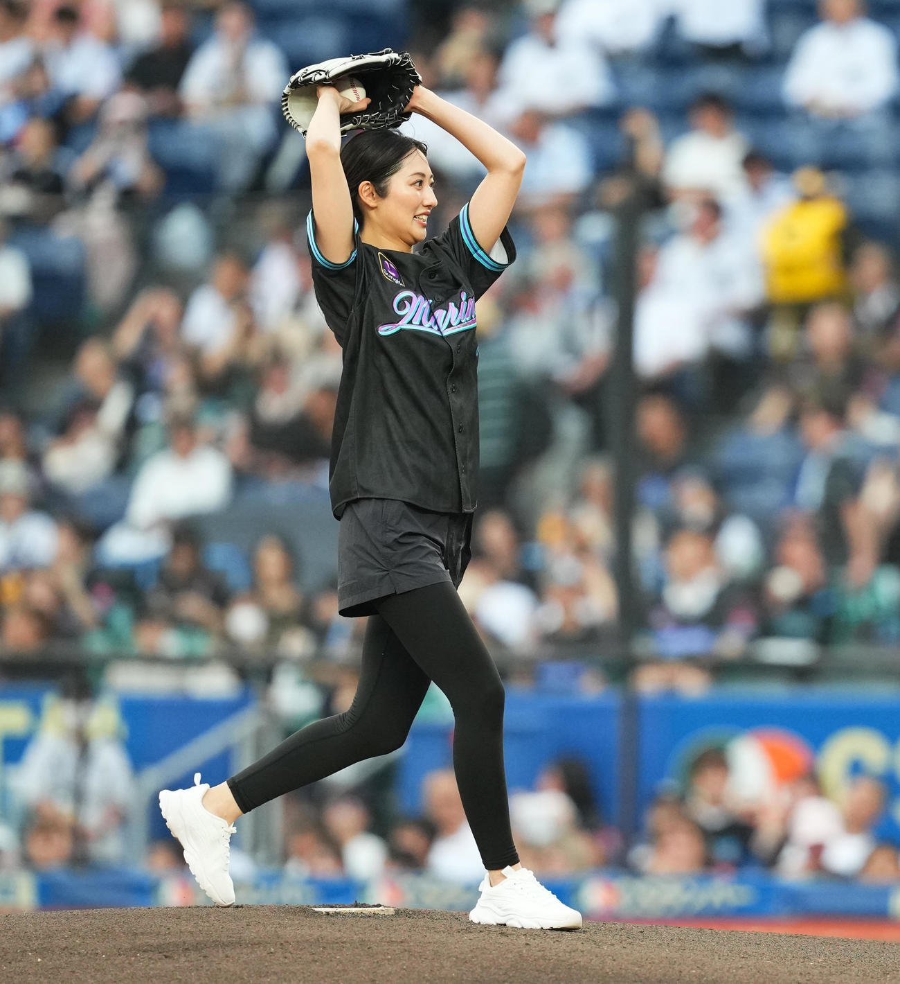 ロッテ対ソフトバンク　ファーストピッチセレモニーで投球する奥山かずさ（撮影・菅敏）