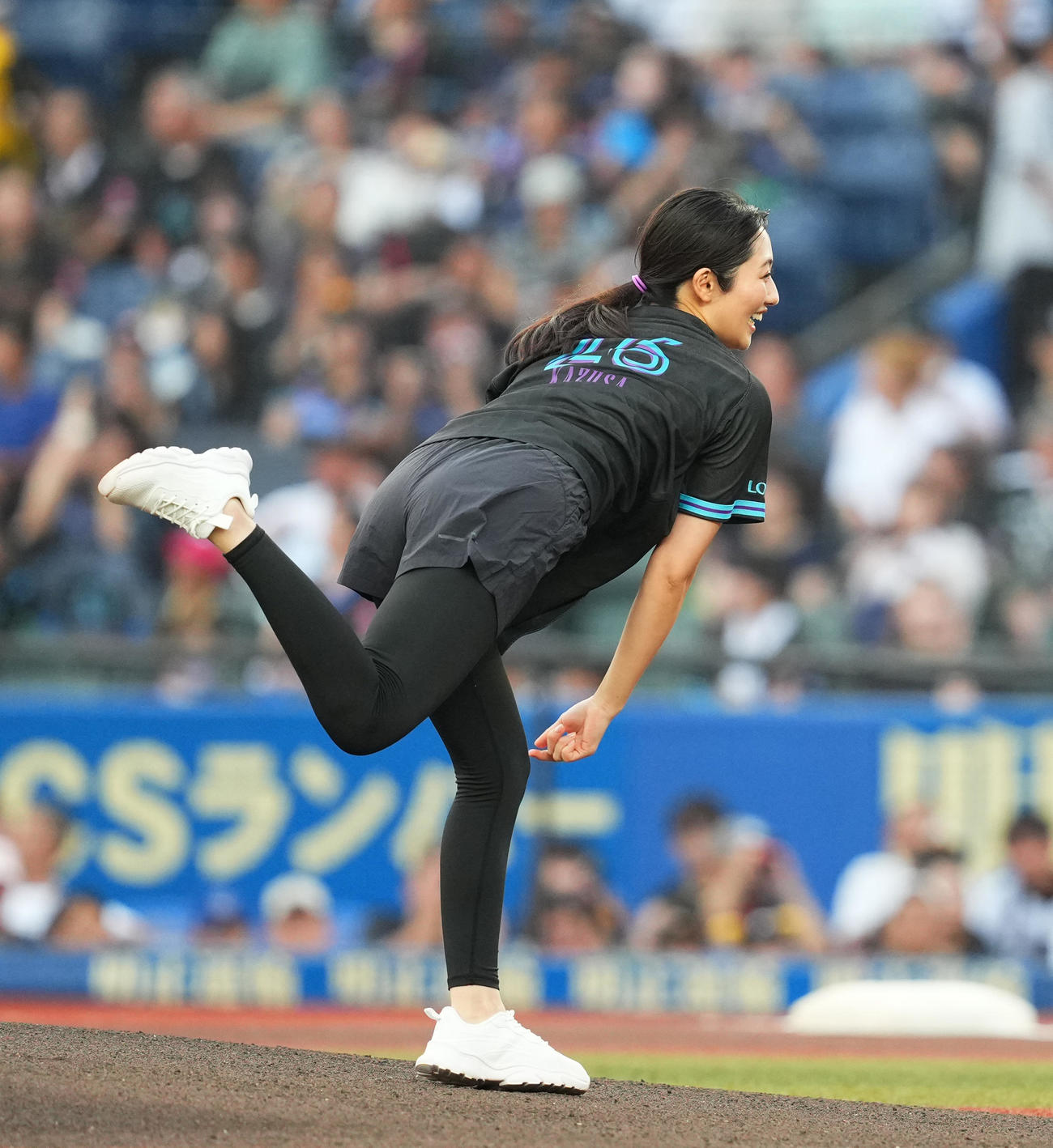 ロッテ対ソフトバンク　ファーストピッチセレモニーで投球する奥山かずさ（撮影・菅敏）