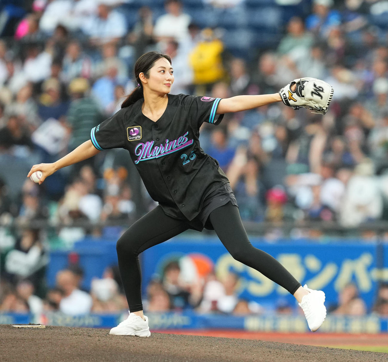 ロッテ対ソフトバンク　ファーストピッチセレモニーで投球する奥山かずさ（撮影・菅敏）