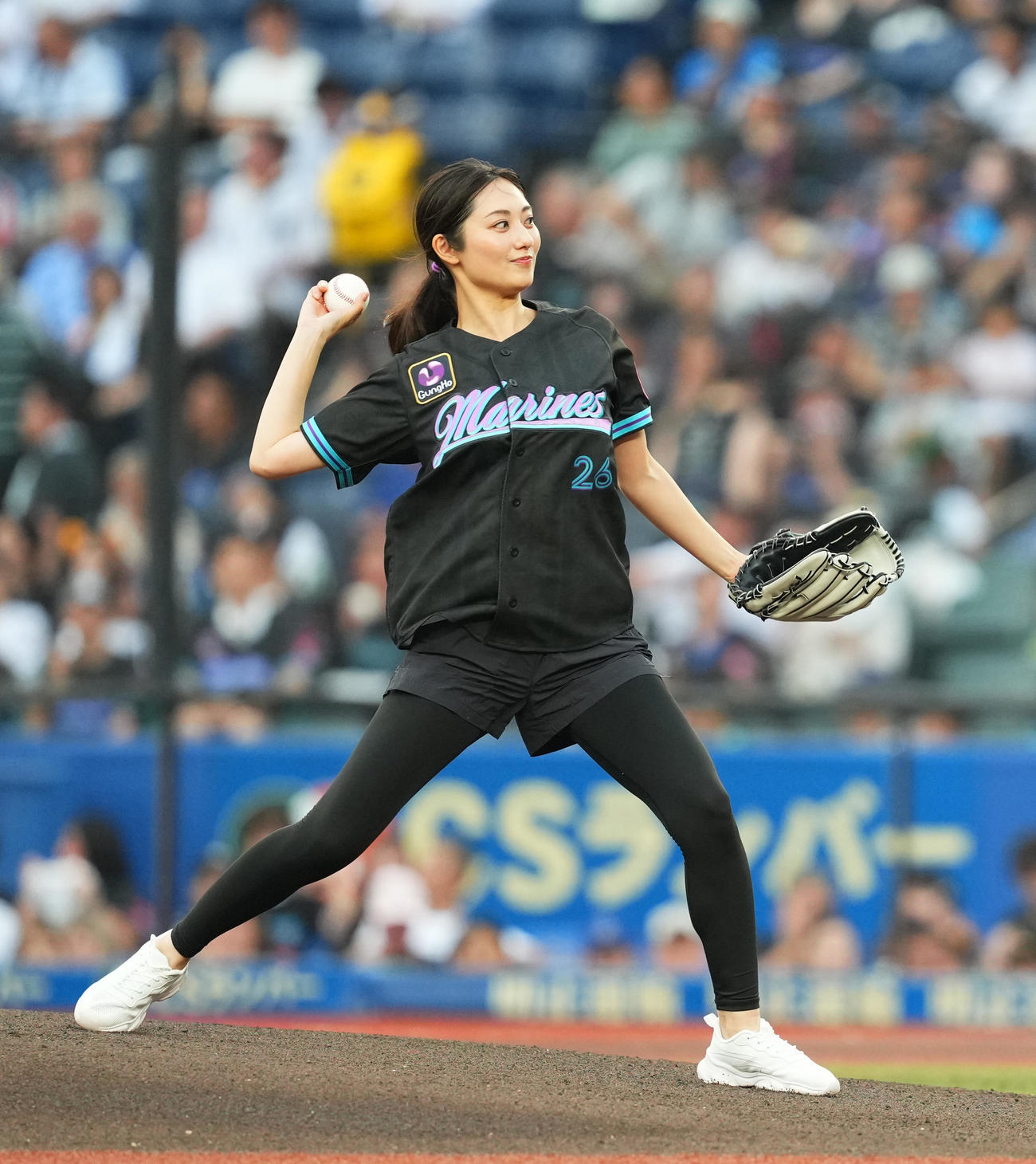 ロッテ対ソフトバンク　ファーストピッチセレモニーで投球する奥山かずさ（撮影・菅敏）
