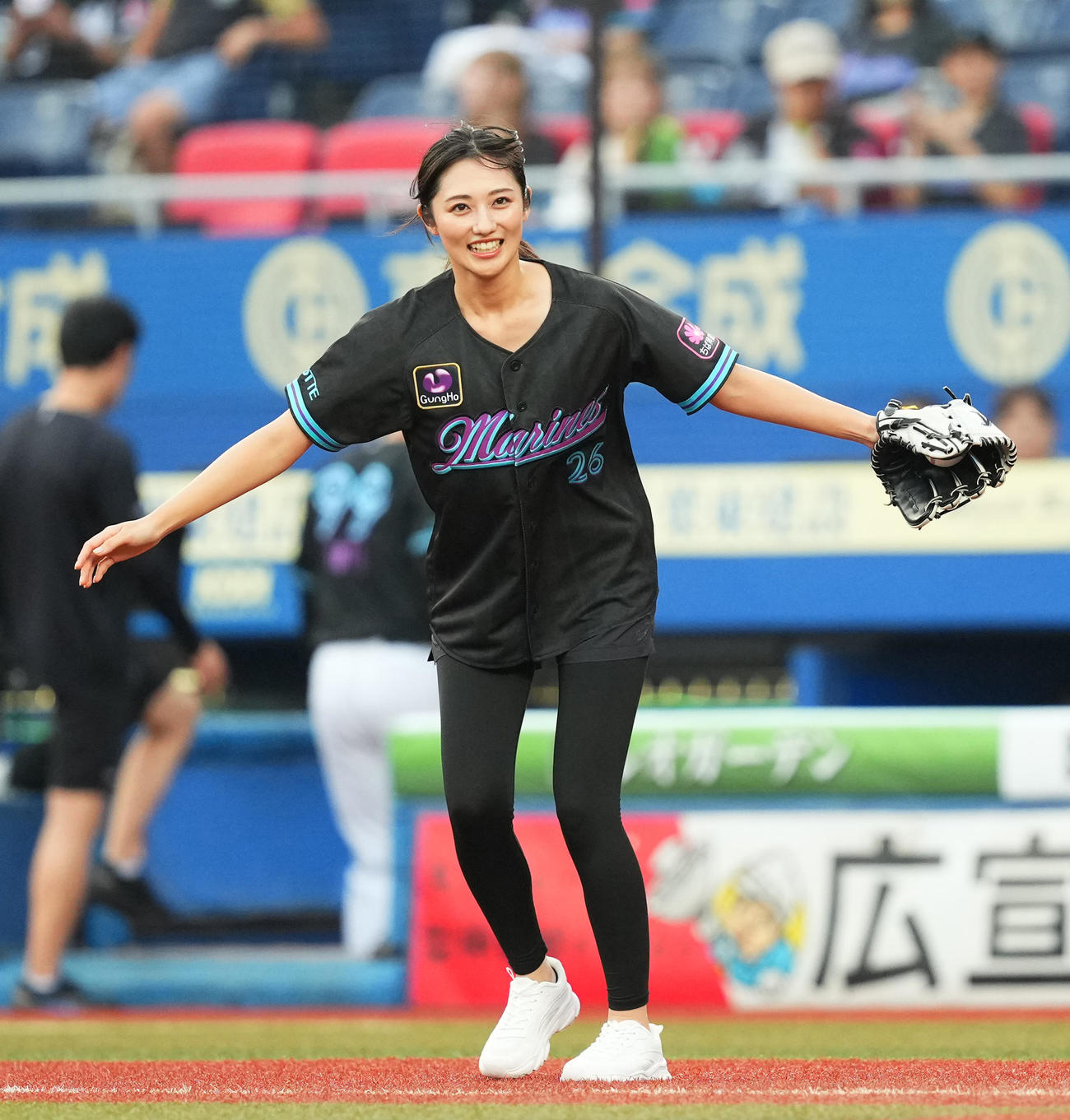 ロッテ対ソフトバンク　ファーストピッチセレモニーを務めた奥山かずさ（撮影・菅敏）