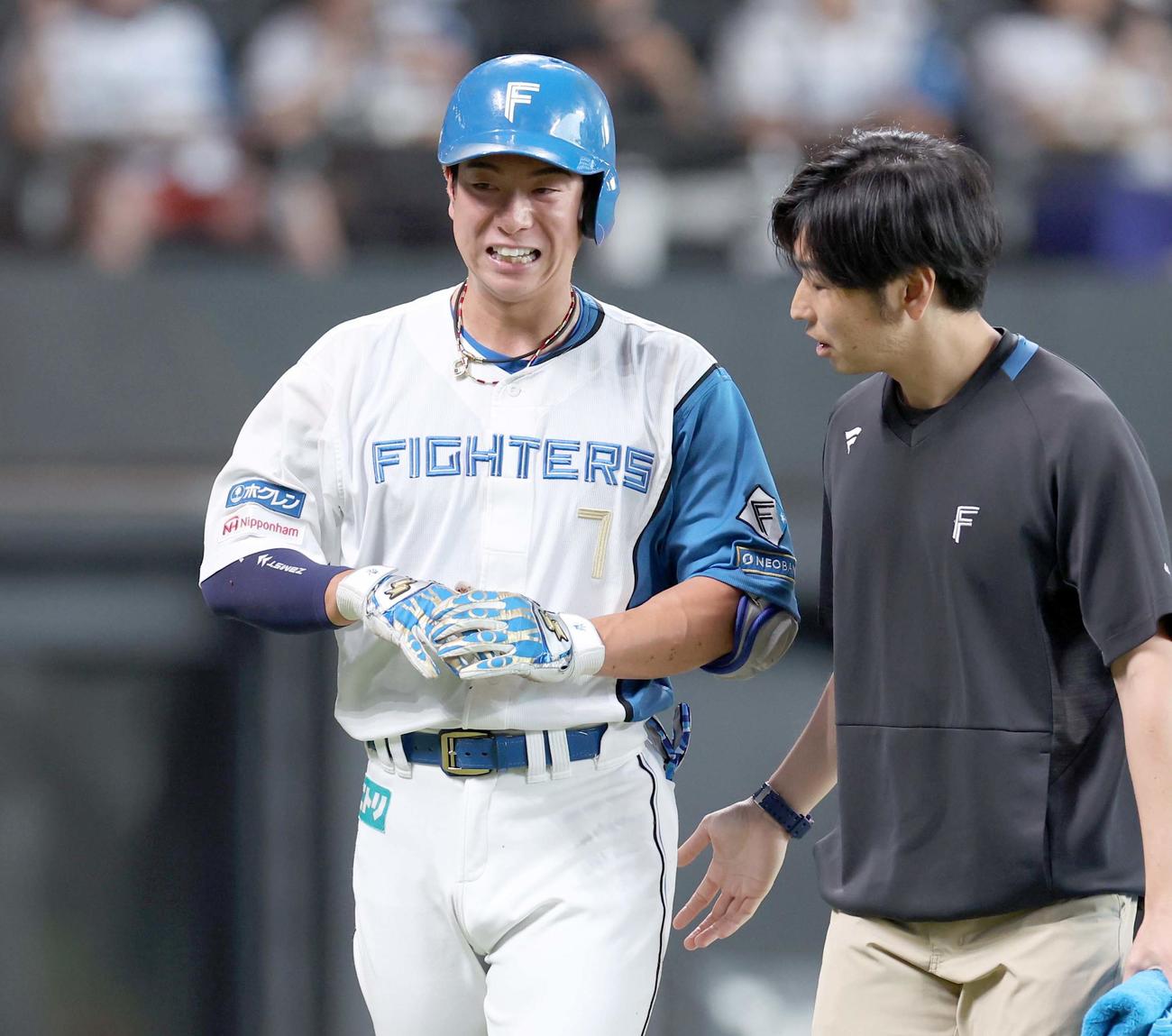 日本ハム対西武　2回裏日本ハム2死、死球を受け引き揚げる松本剛（撮影・黒川智章）