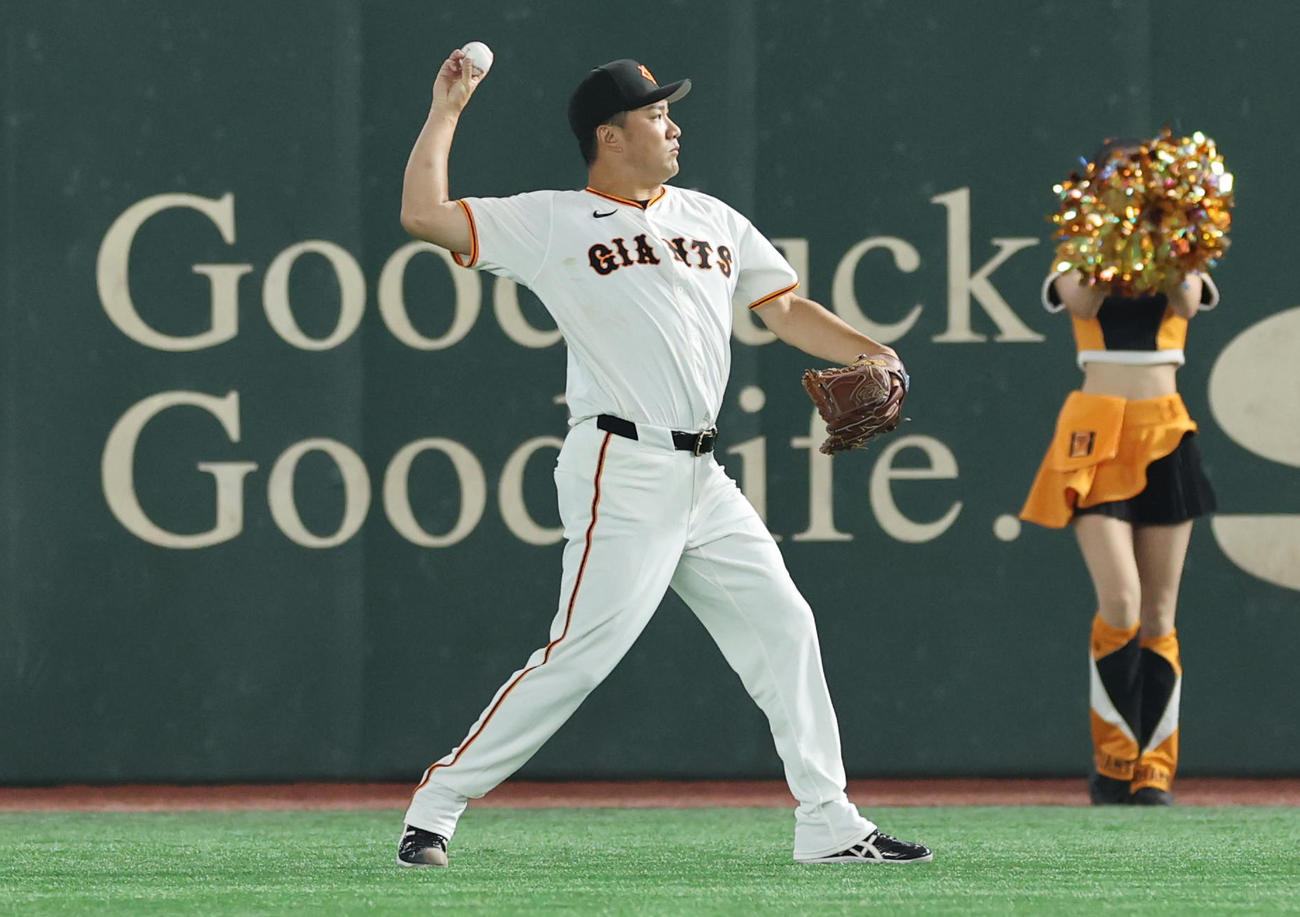 巨人対ヤクルト　キャッチボールする巨人田中将（撮影・野上伸悟）